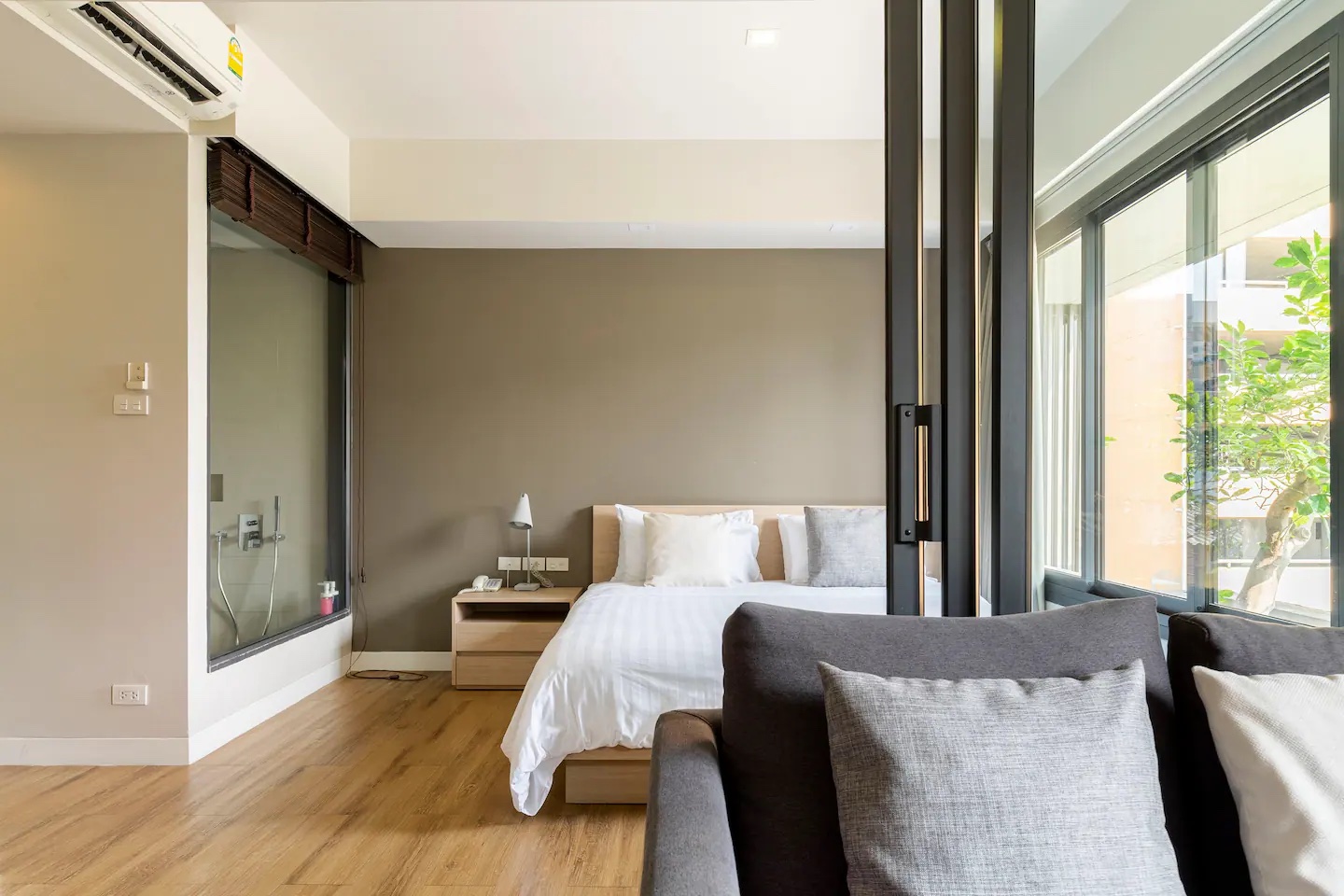 Beautiful One Bedroom Near Skytrain