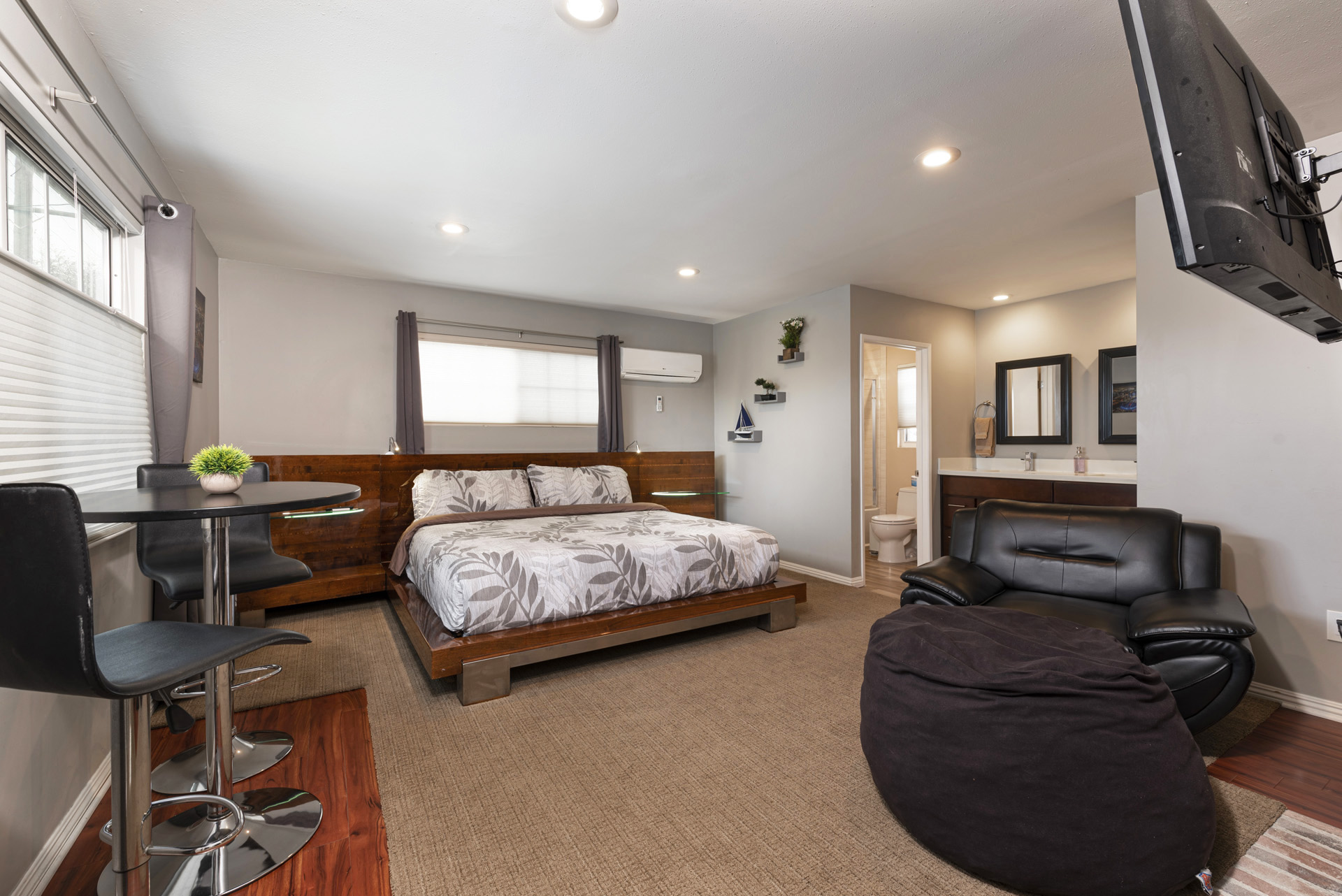 5 min to LAX, Private Entrance, Studio Apartment