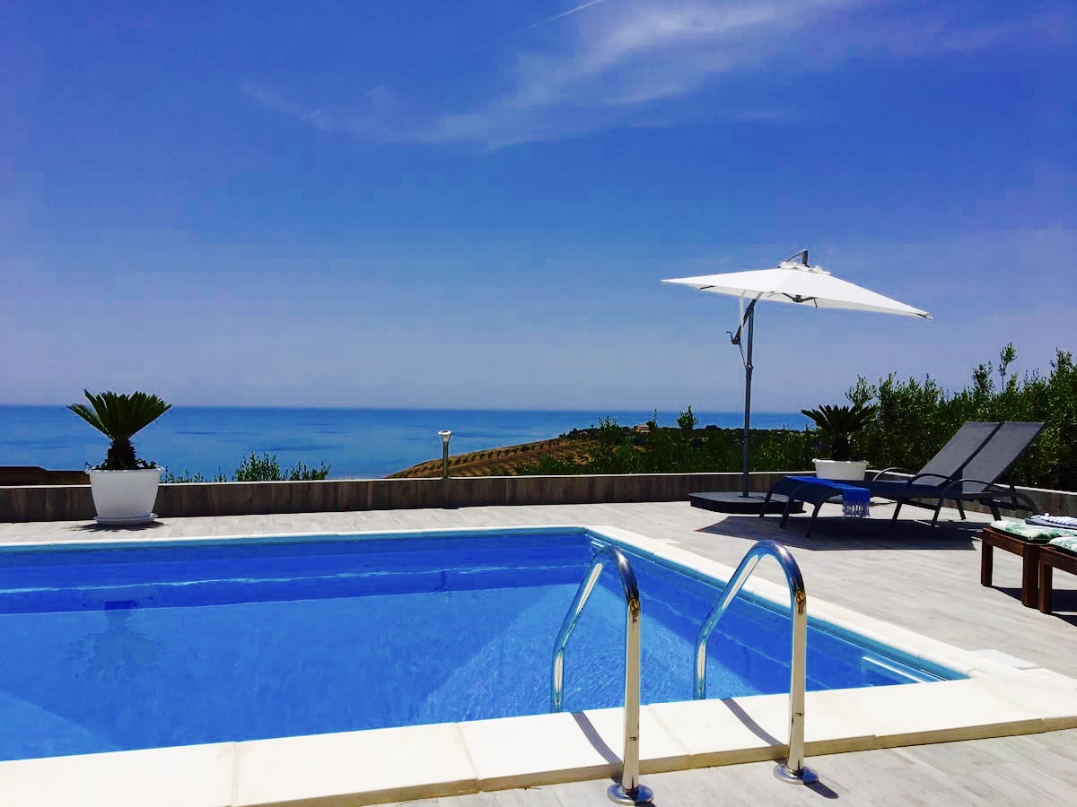 Villa PERLA: Luxury waterfront and Swimming Pool - Villas for Rent in  Sciacca, Sicilia, Italy
