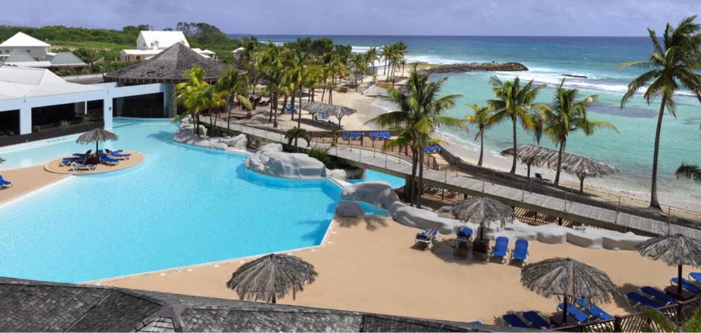 T2 2 minutes away: beautiful beach, superb swimming pool .