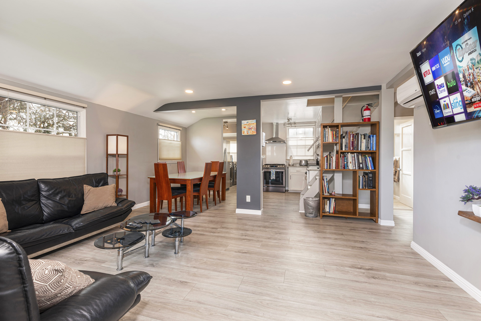 2 bedroom, 1 bath apt, 5 min to LAX