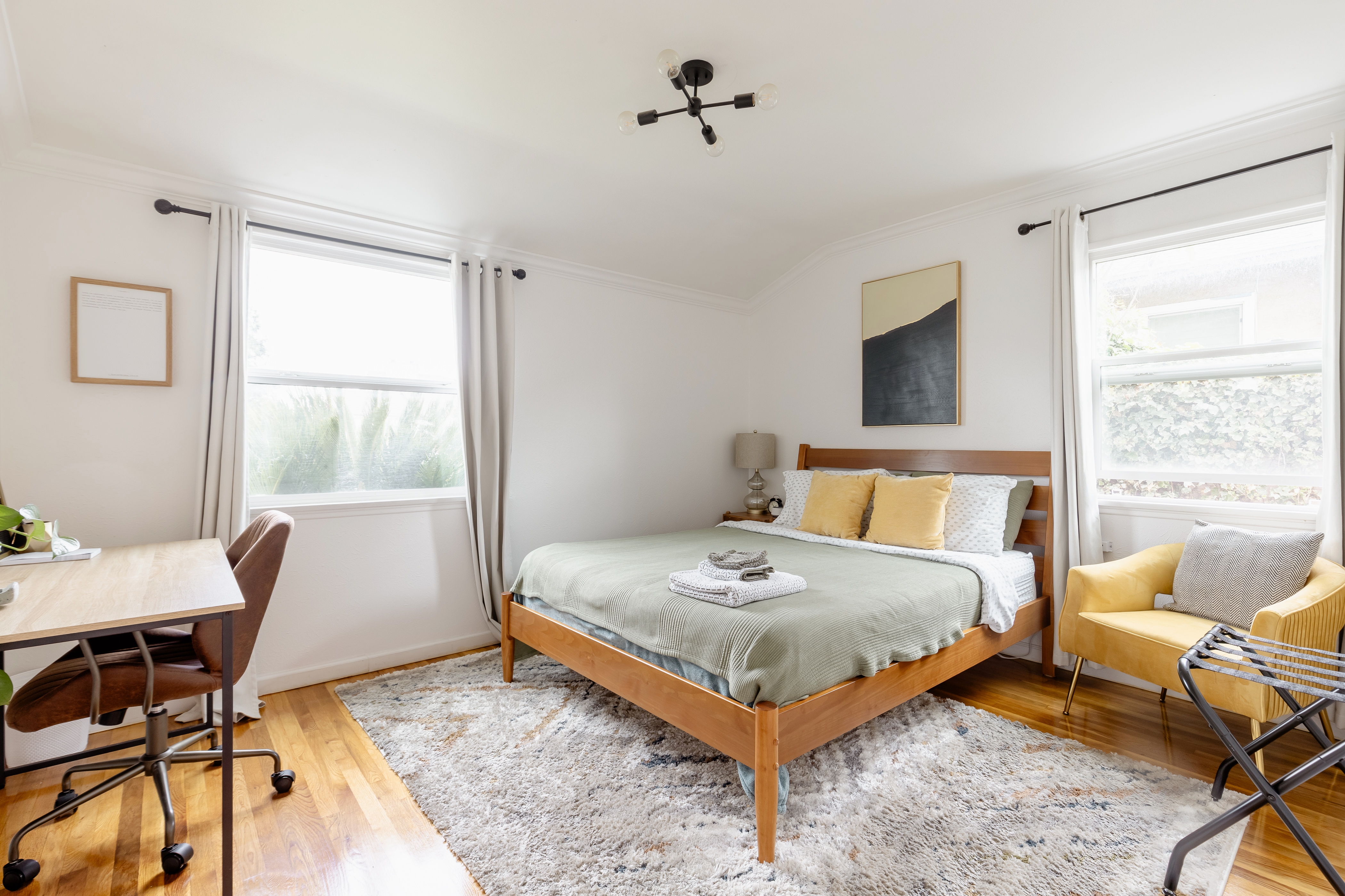 ✪ SPACIOUS ROOM w/queen bed in Historic Upland✪