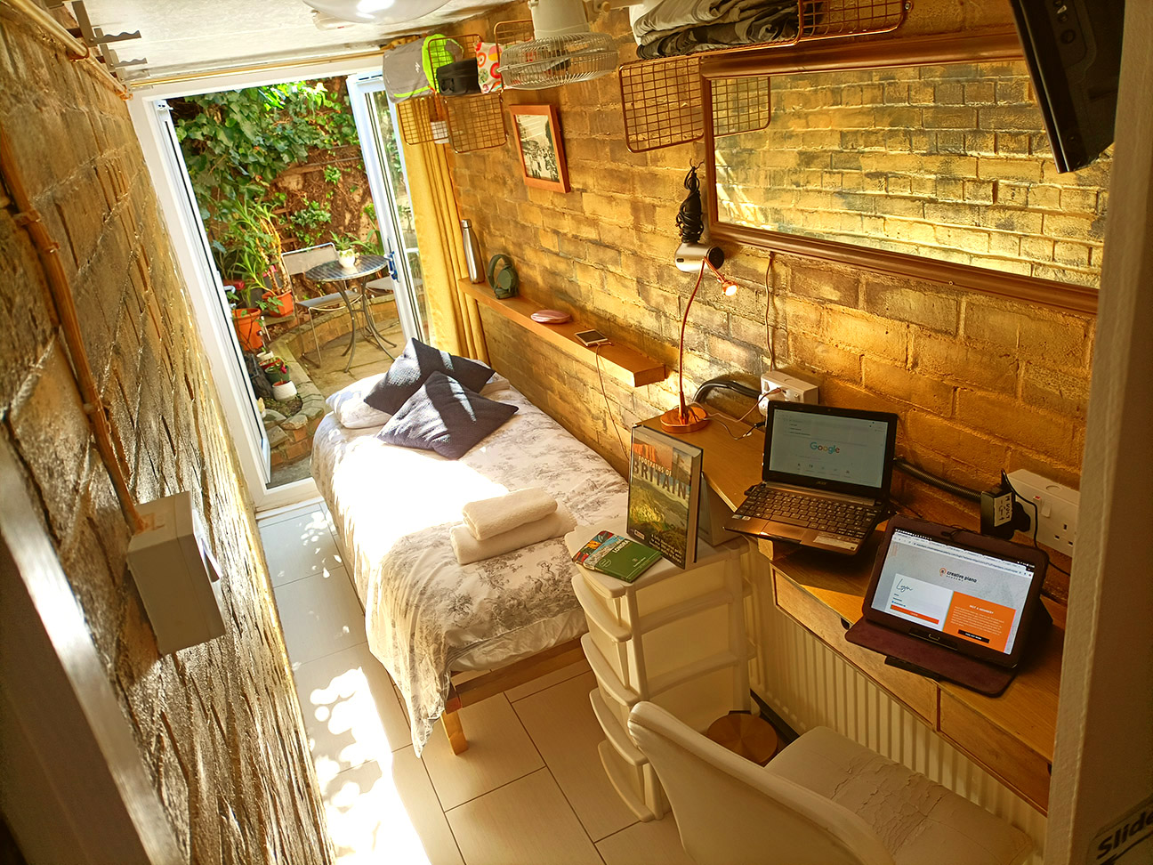 Small Room, Eurostar, Rare City Garden, Smart TV