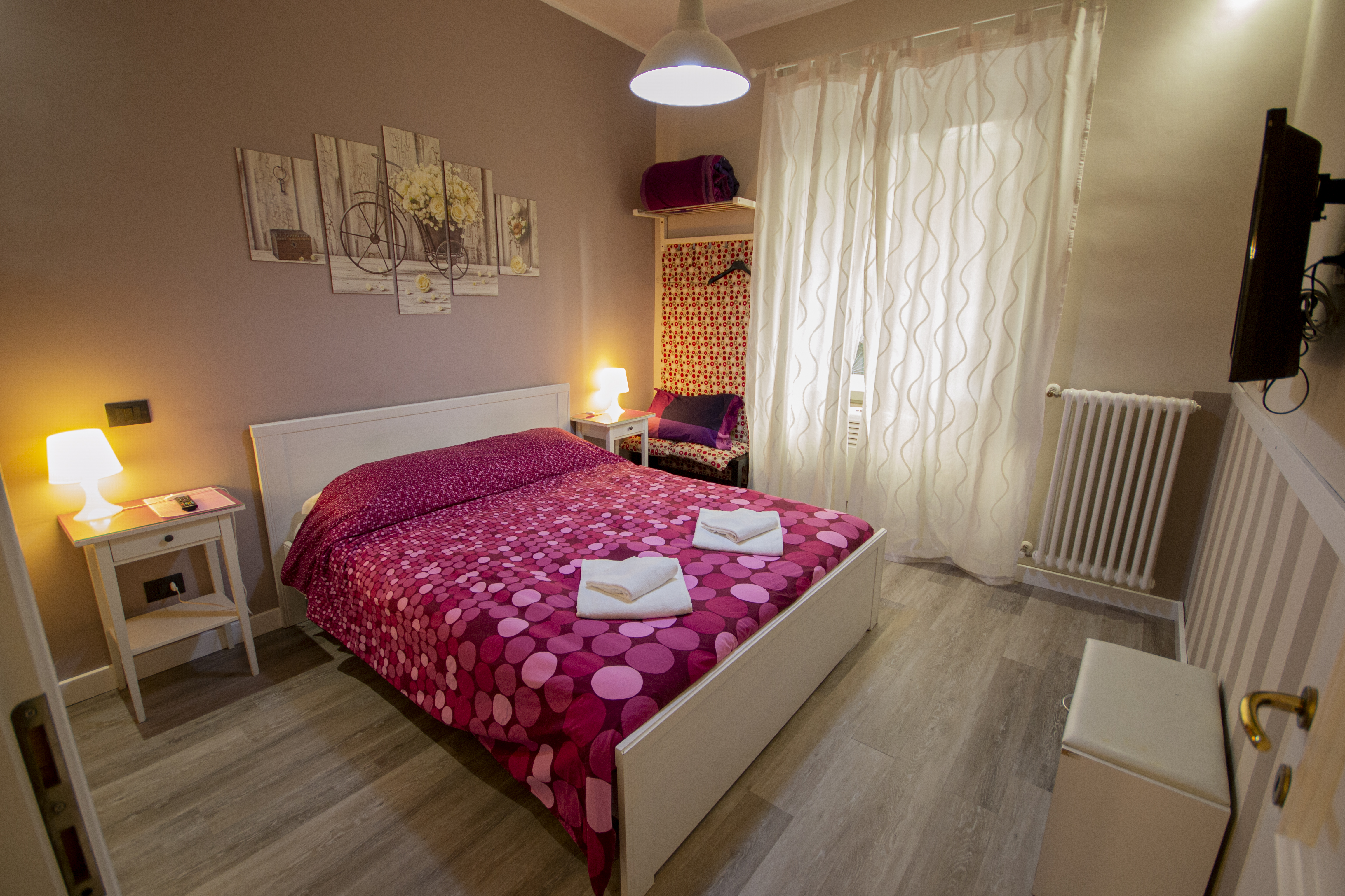 Cozy and bright double, private bathroom inside