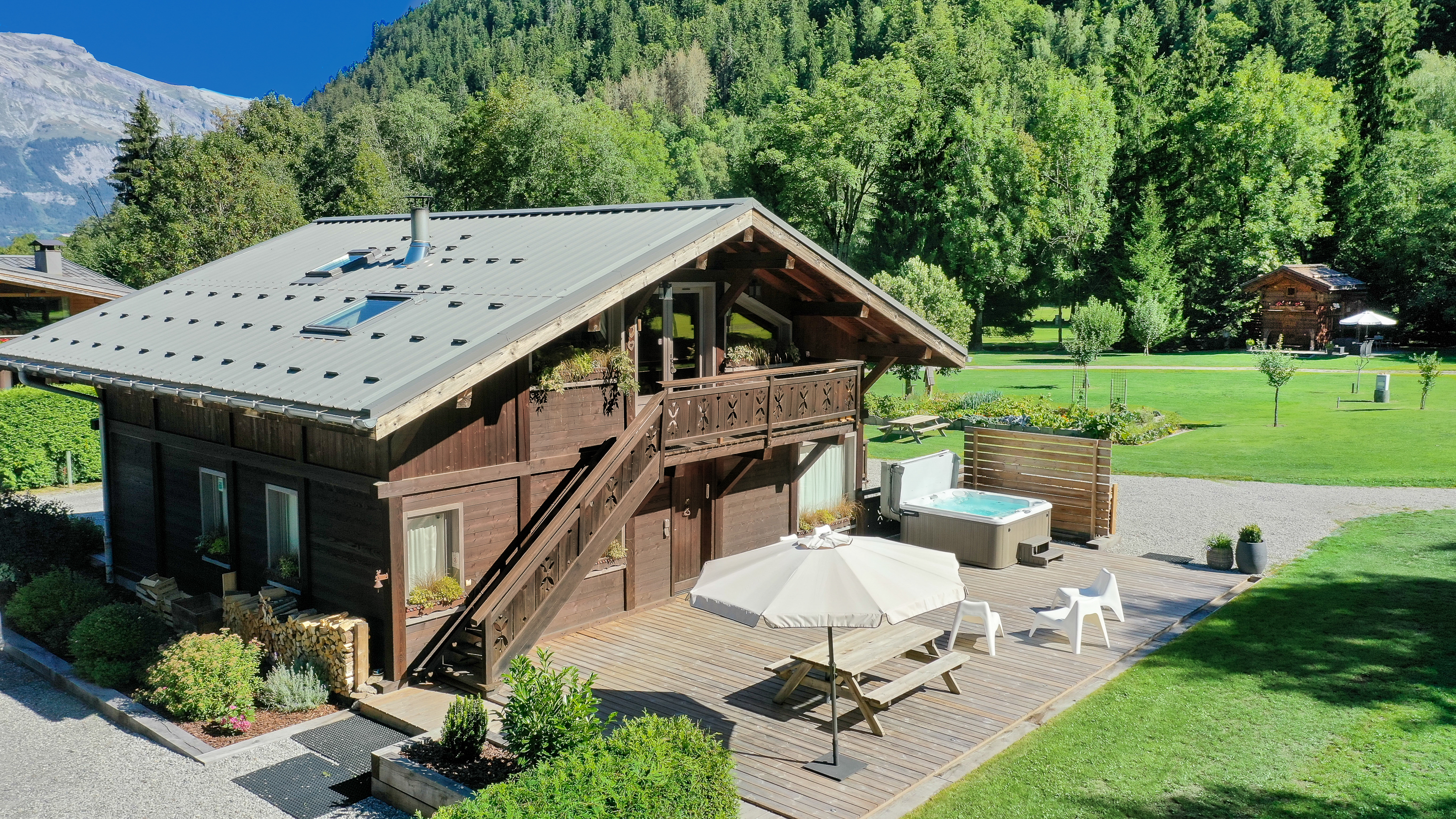 Chalet apartment with wood stove & private spa