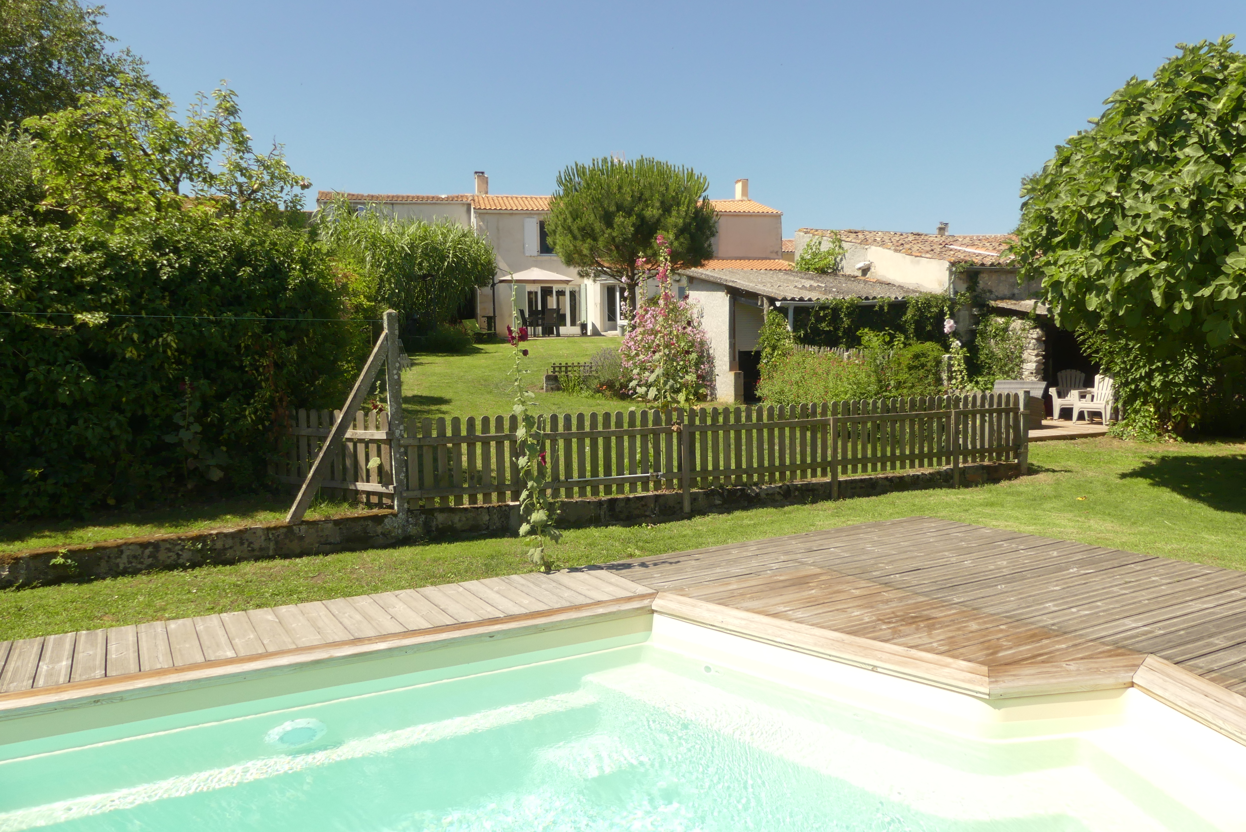 Charming large house with pool near Oléron