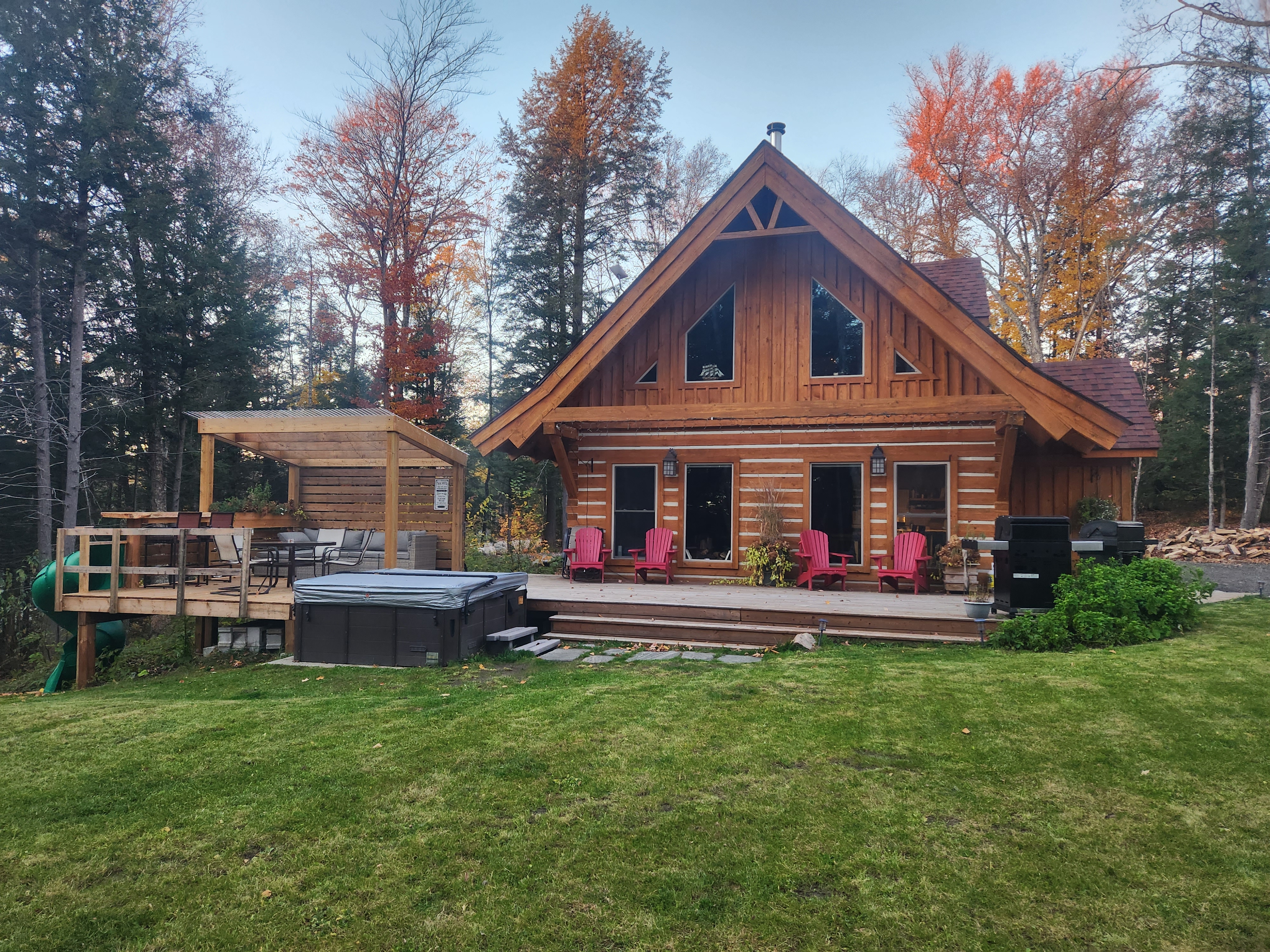 Muskoka Hideaway-hot tub/private trails/wood stove