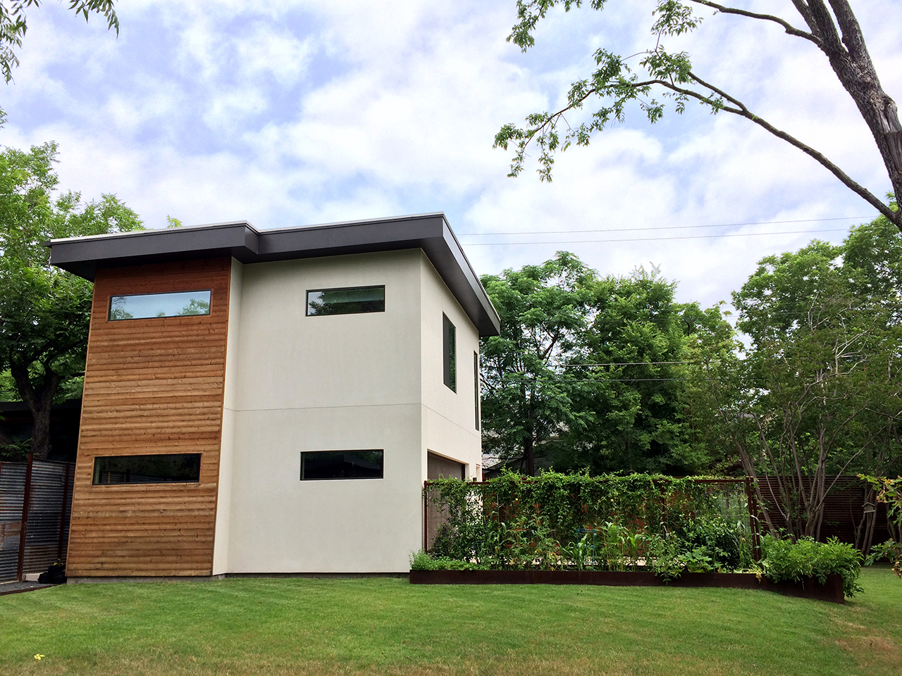 Modern guesthouse with garage and private access in District 2, Dallas