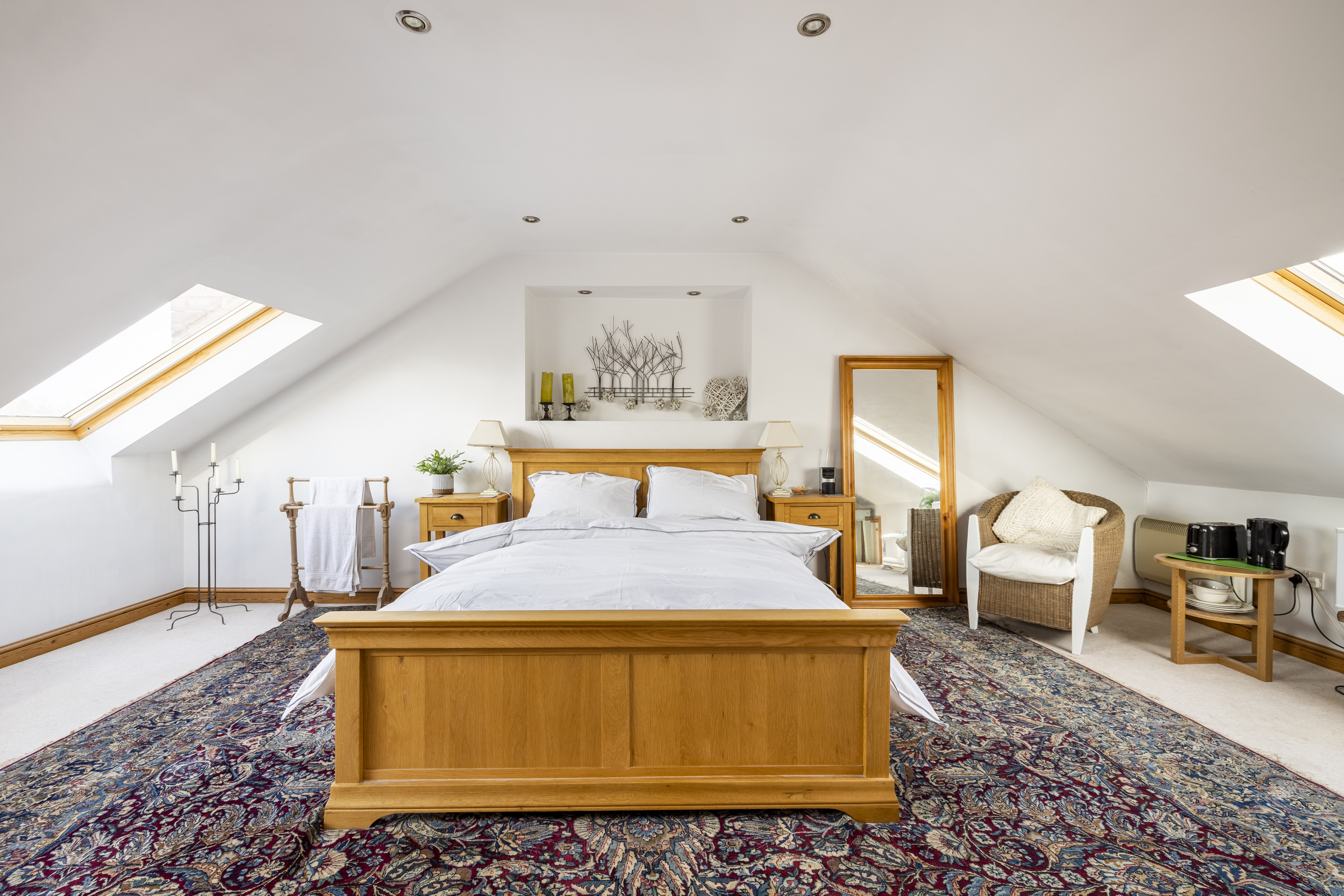 Spacious self-contained attic with en suite in Frome Vale, Bristol
