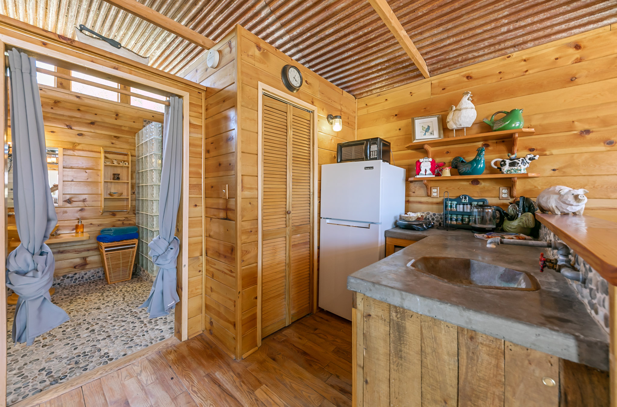 Shady Lady Bed and Breakfast Willow Tree Cabin Guest houses for Rent