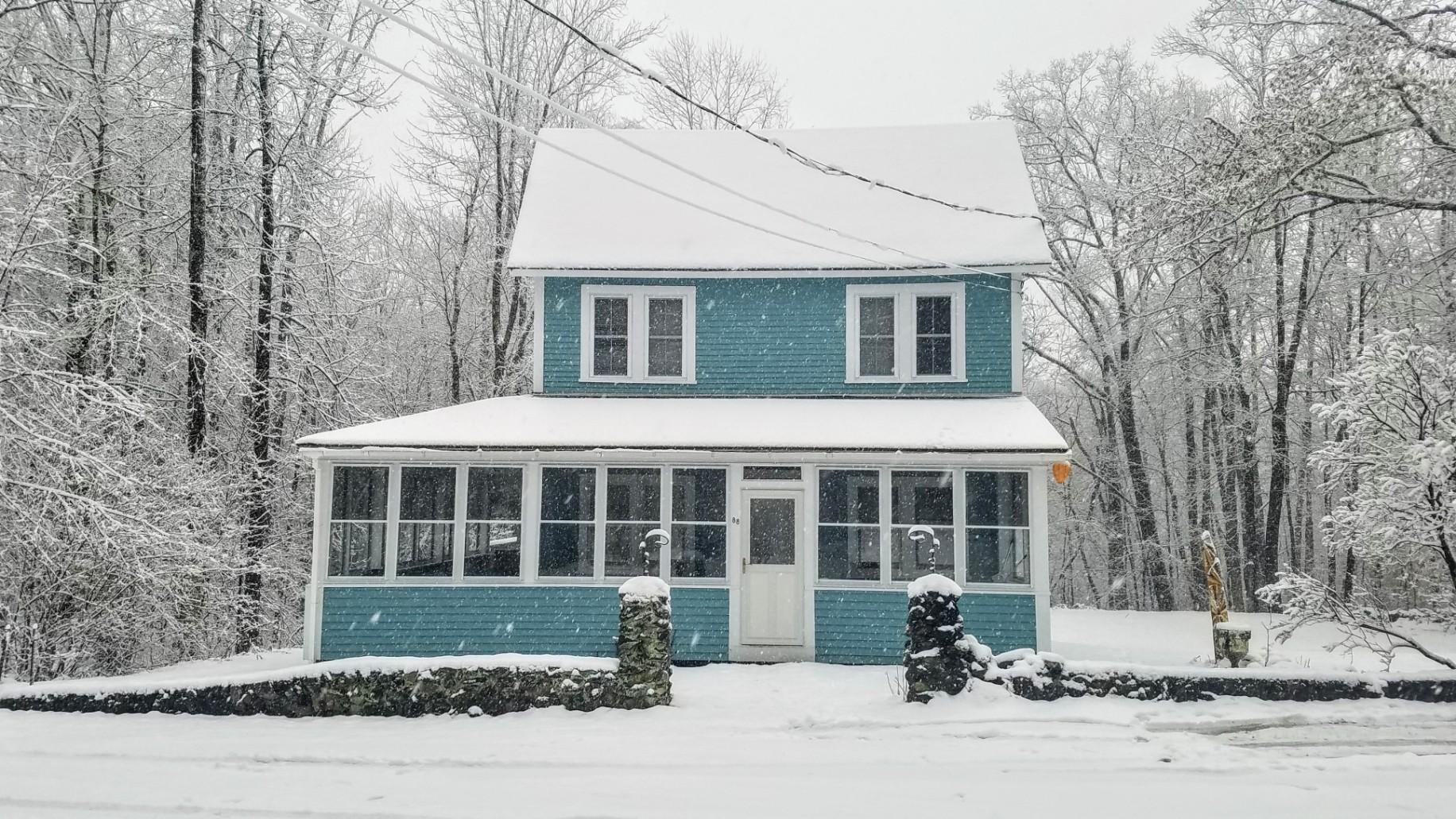 Brookside Cottage Close to Skiing, Golfing & Lake