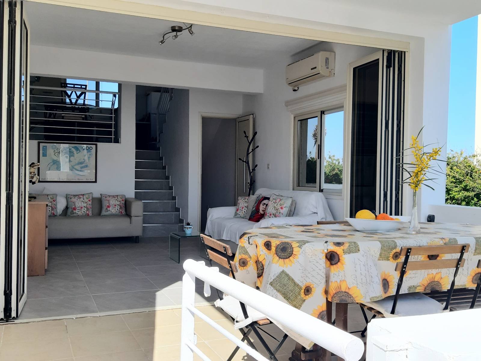 Feel-good seaside house (sleeps 6 + 1 child)