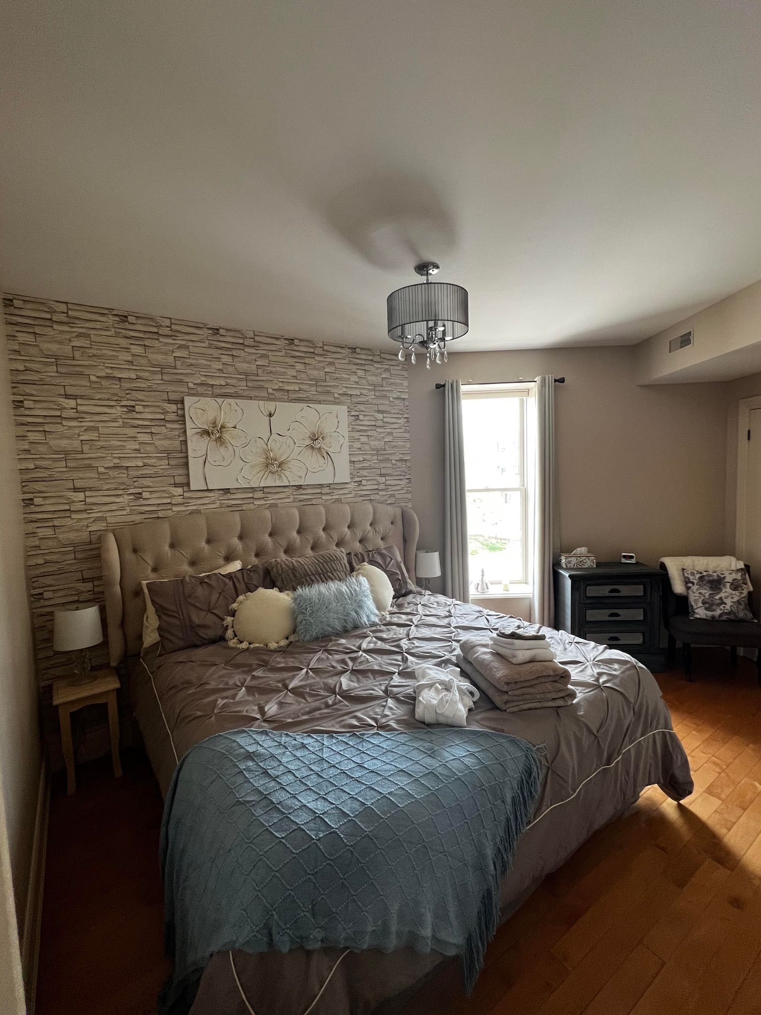 2 KING Bed/2 Bath Condo, steps from Avon Theatre