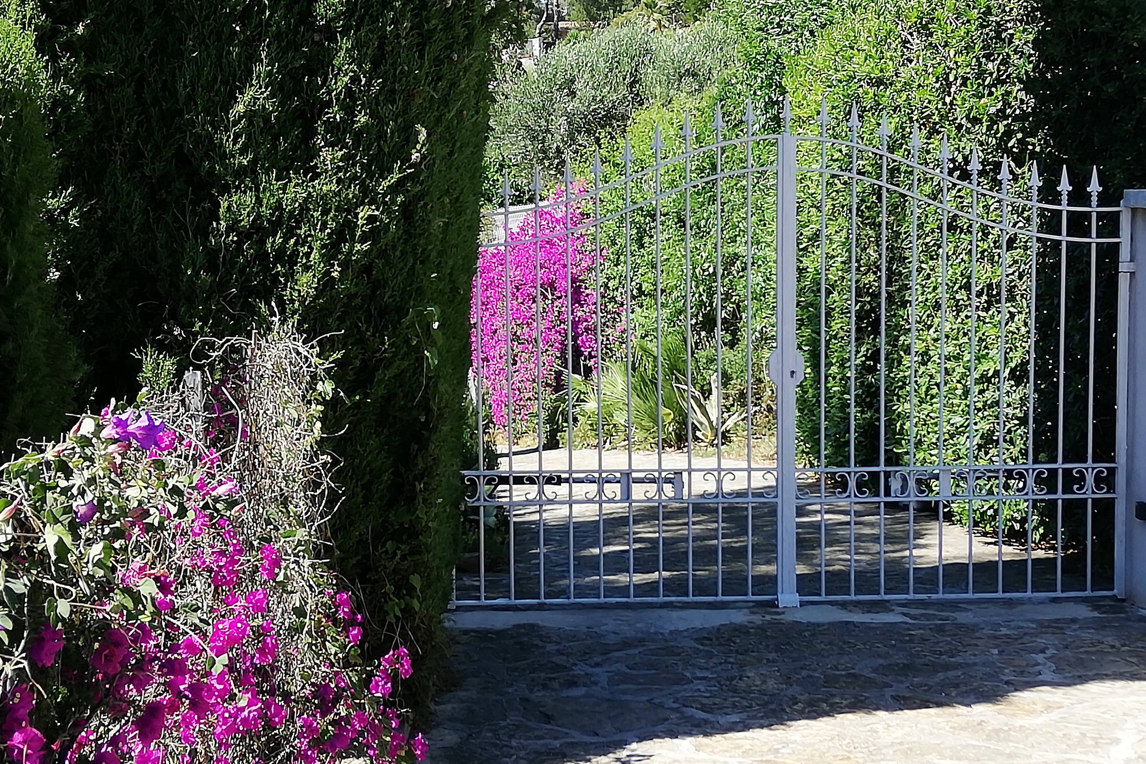 T2 in Mediterranean garden, A/C, close to town.