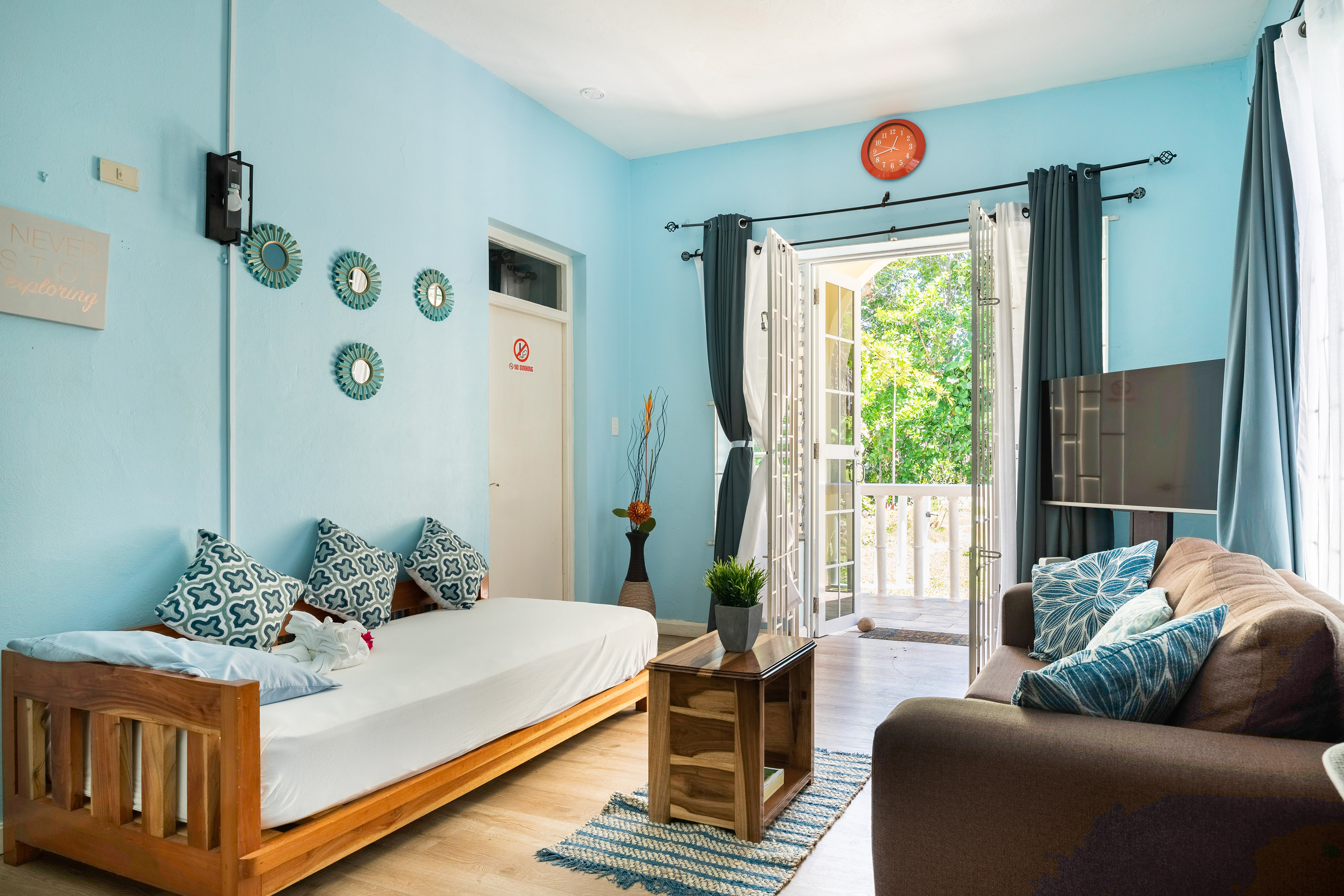 clean, comfy & quiet w/views  * no fees *