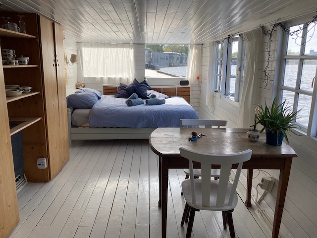 Private Romantic Little Houseboat on Amstel River โ Amsterdam stay
