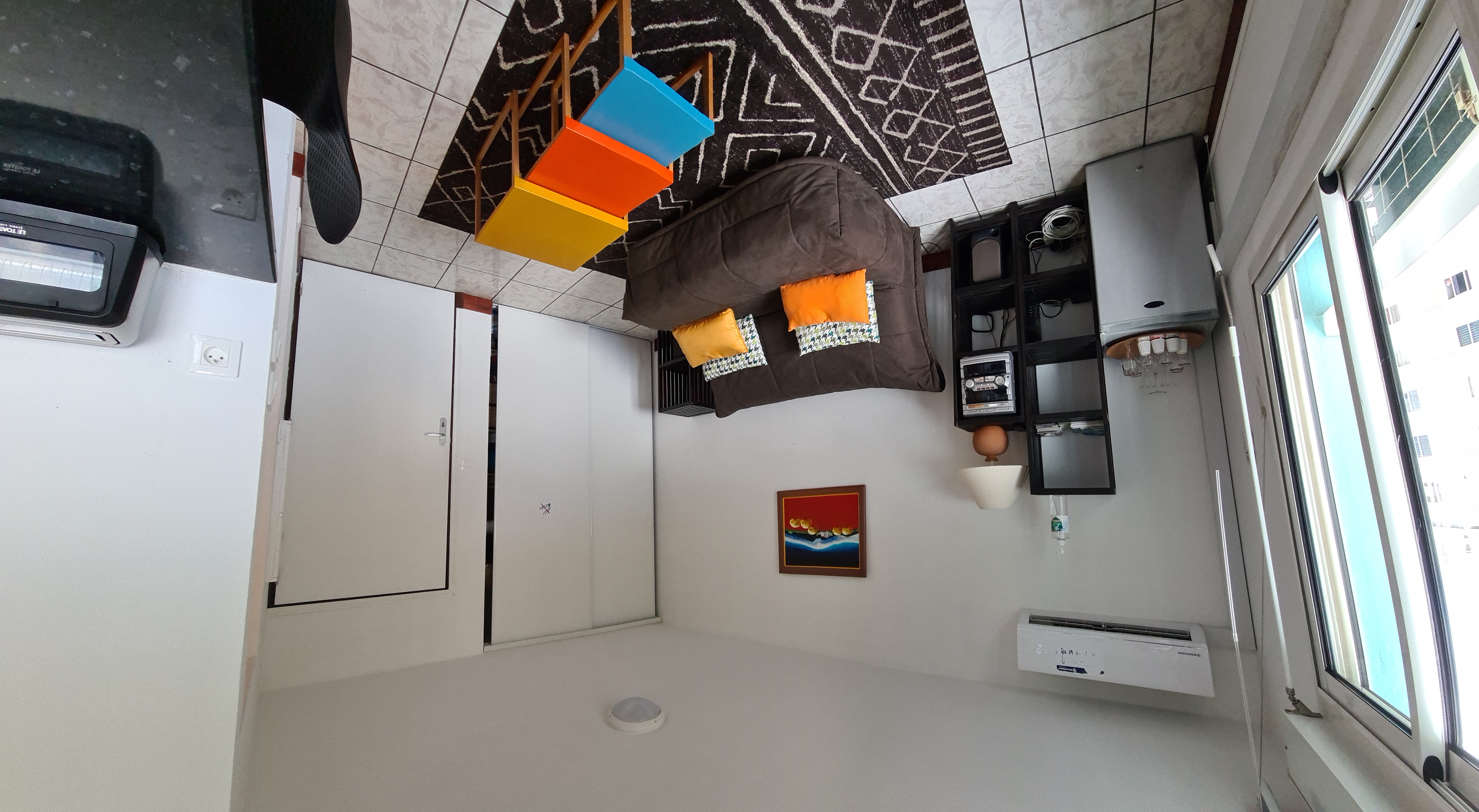 Design and quiet studio in town of St Denis