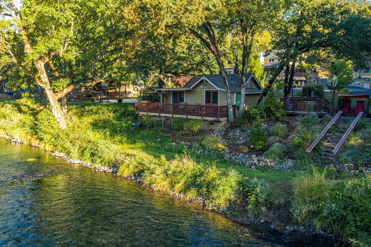 Rogue River Lodge, Riverside Cabin Cabins for Rent in Trail, Oregon