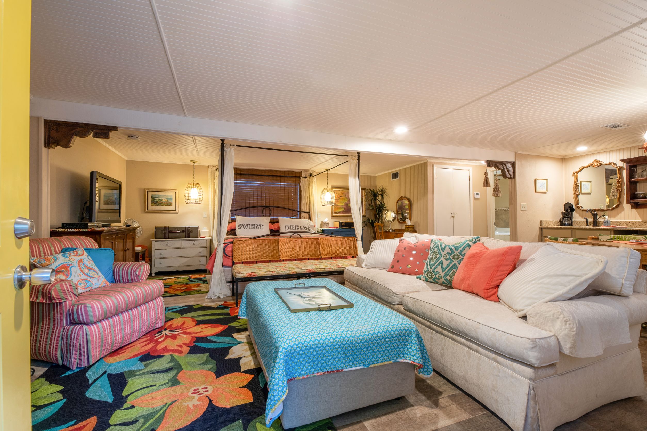King Bed, Texas Size Spa Shower, Whirlpool Tub in District 4, Fort Worth