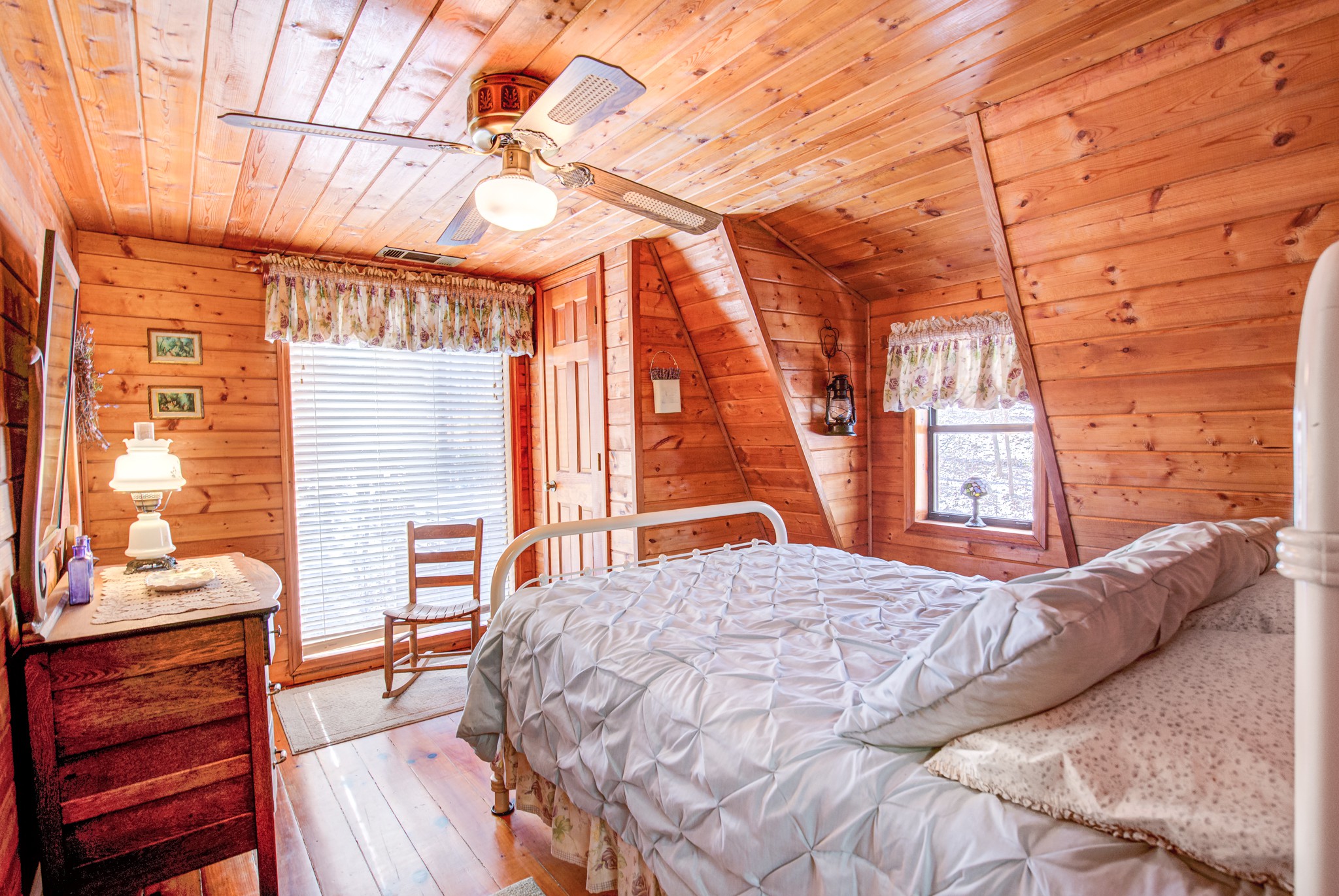 Private Cabin on Creek Nestled in the Woods Cabins for Rent in