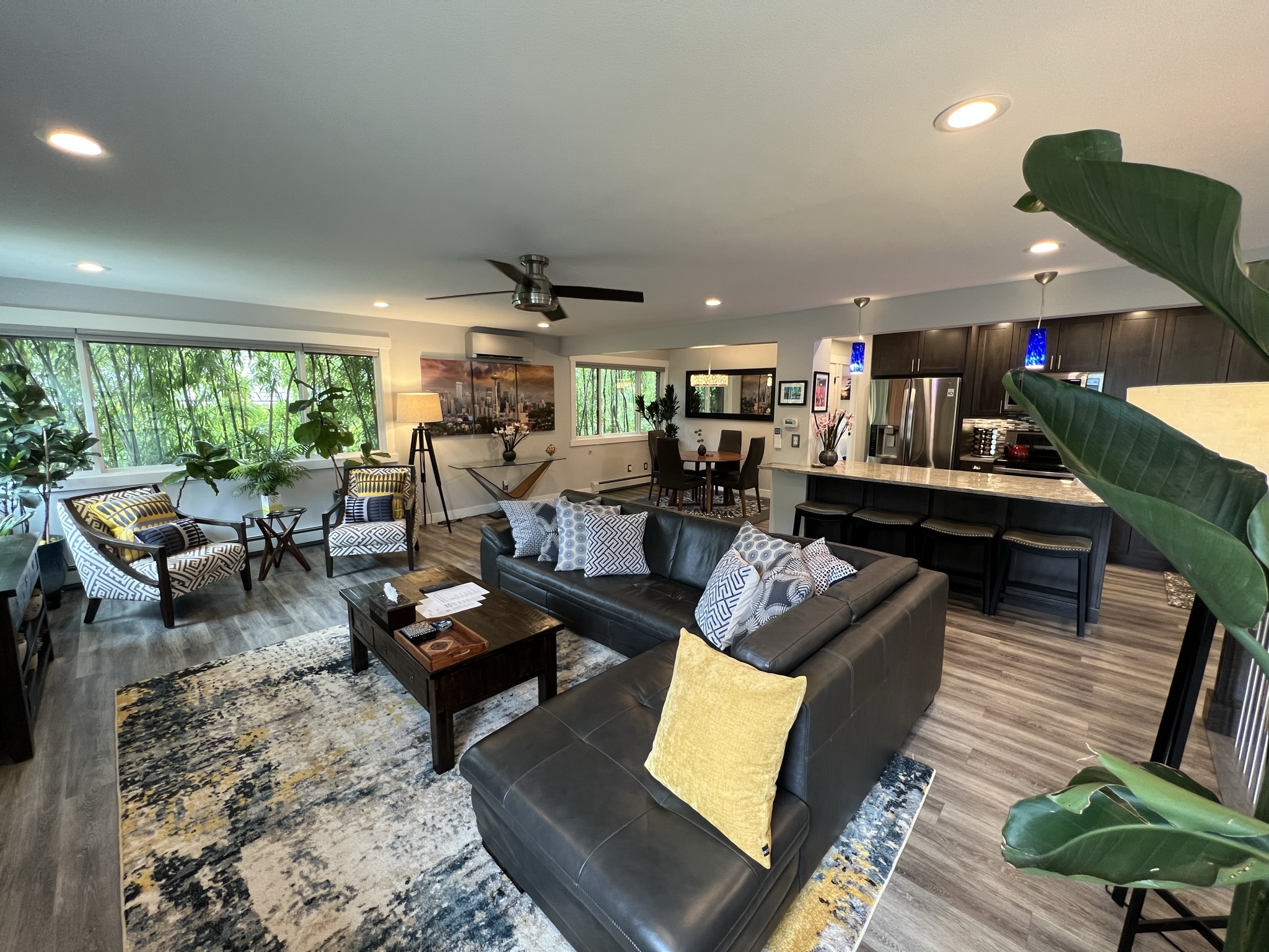 Latona Penthouse Suite with A/C and Parking!
