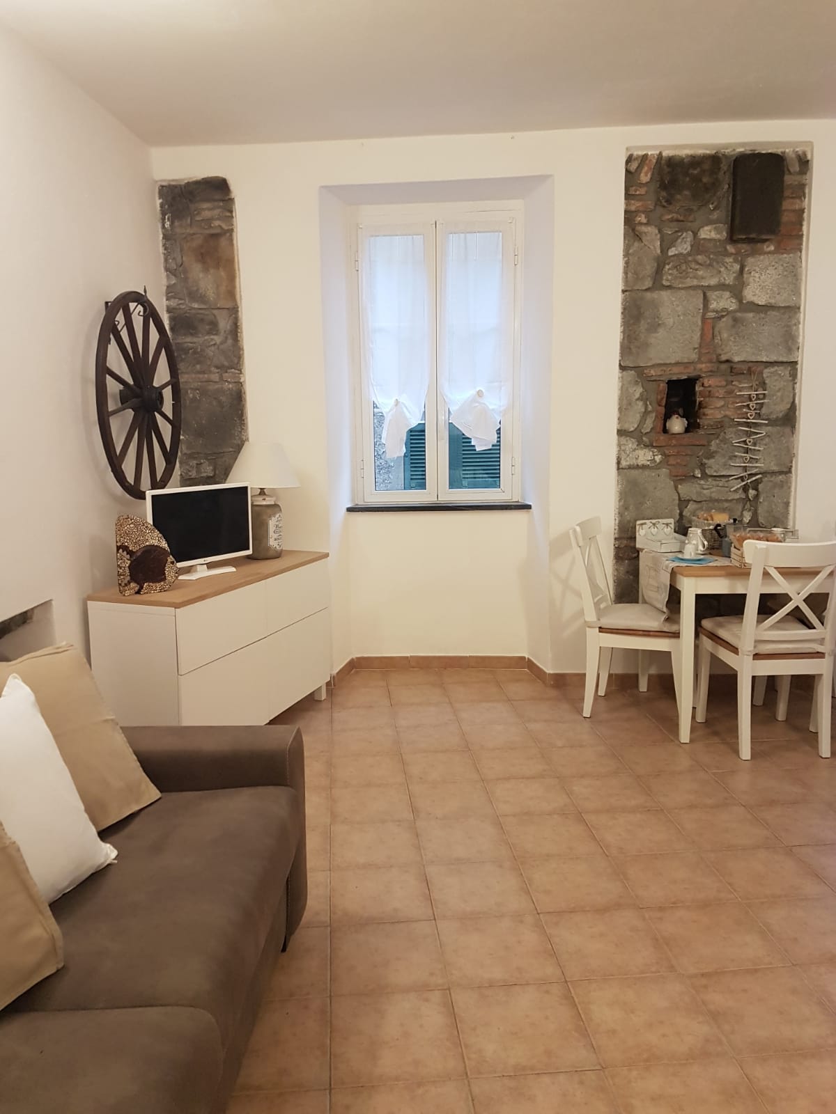 typical apartment in the center 011030-LT-0090