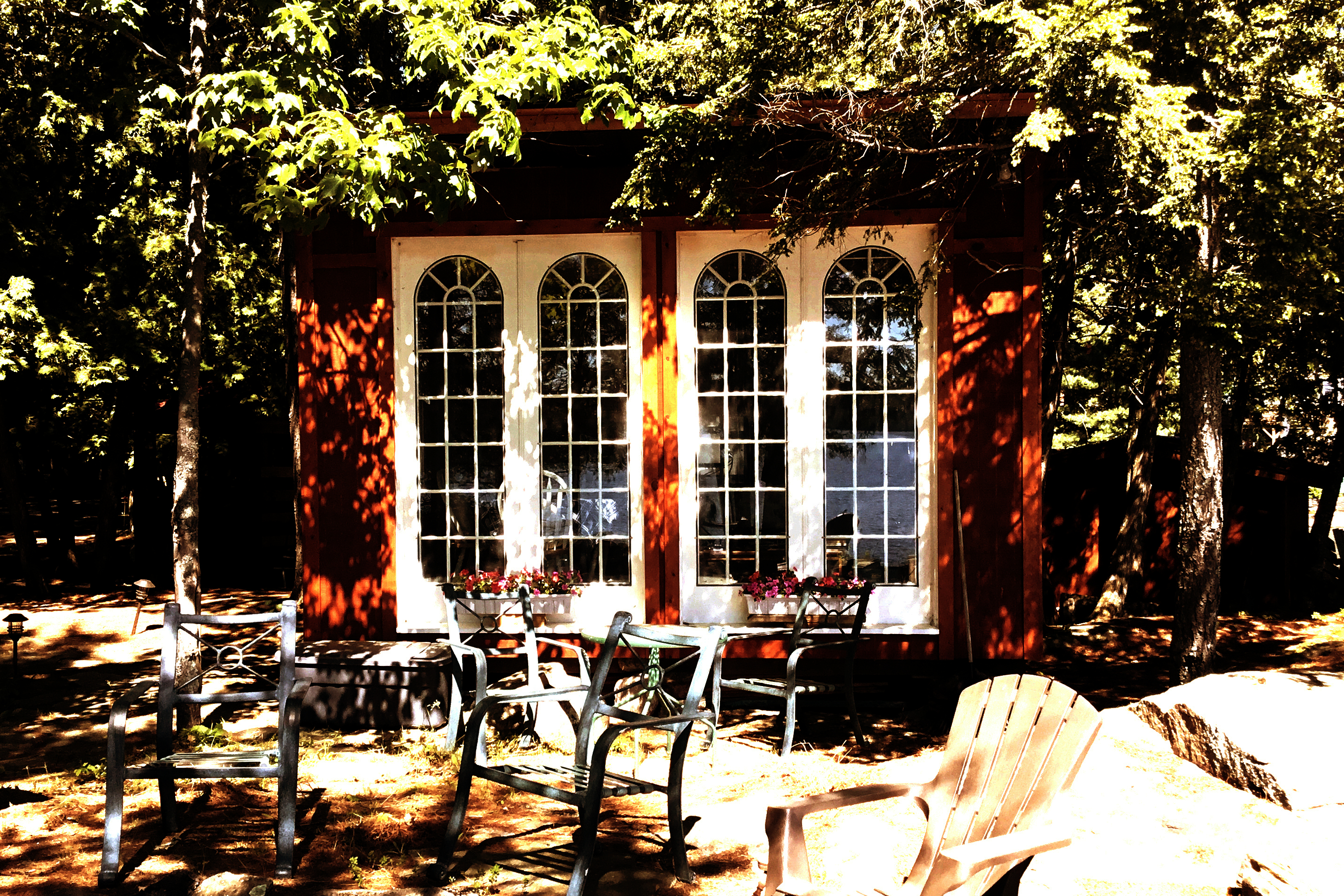 Charming mini-cottage, footsteps to water's edge