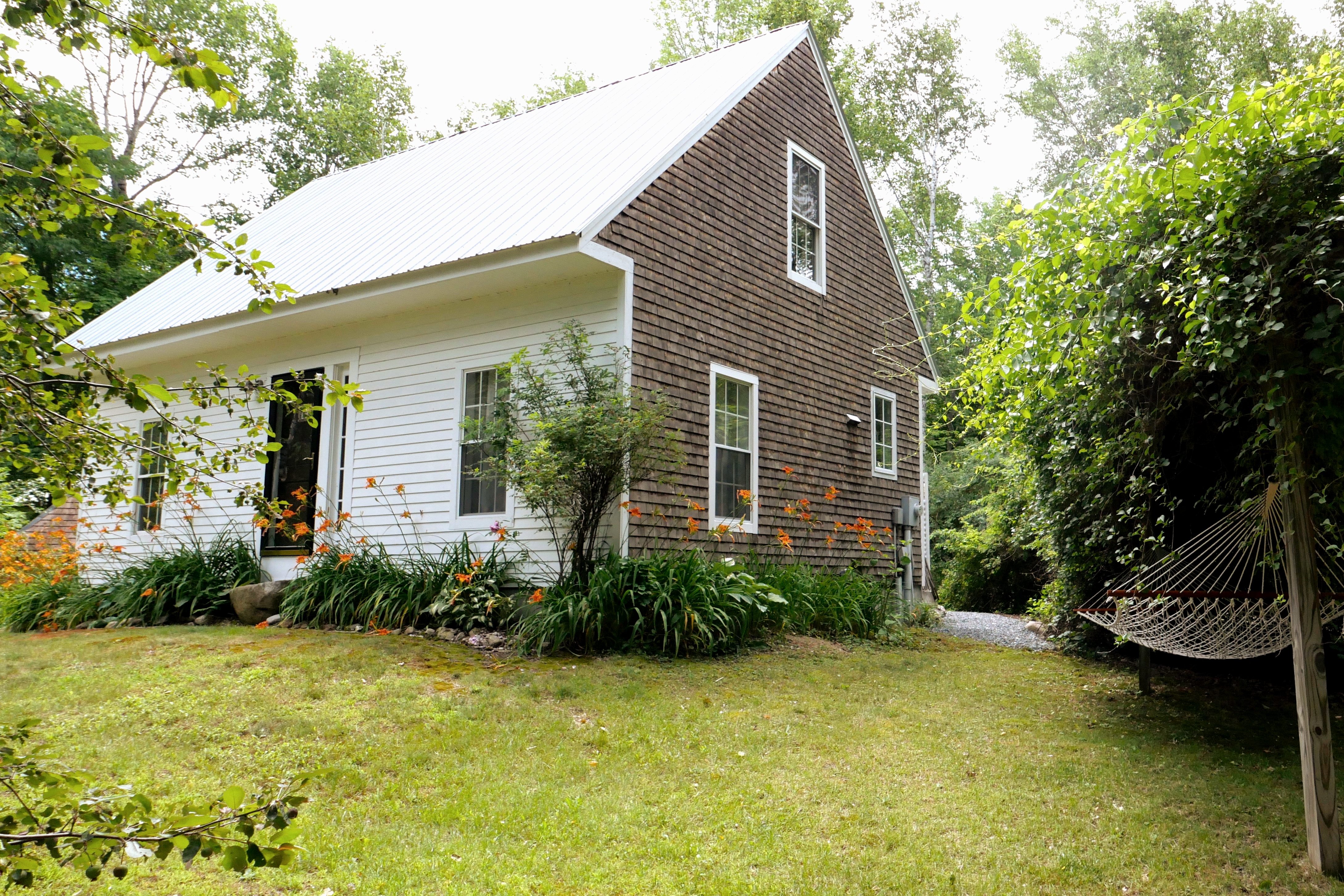 The Corner House- a Charming & Comfortable Cottage