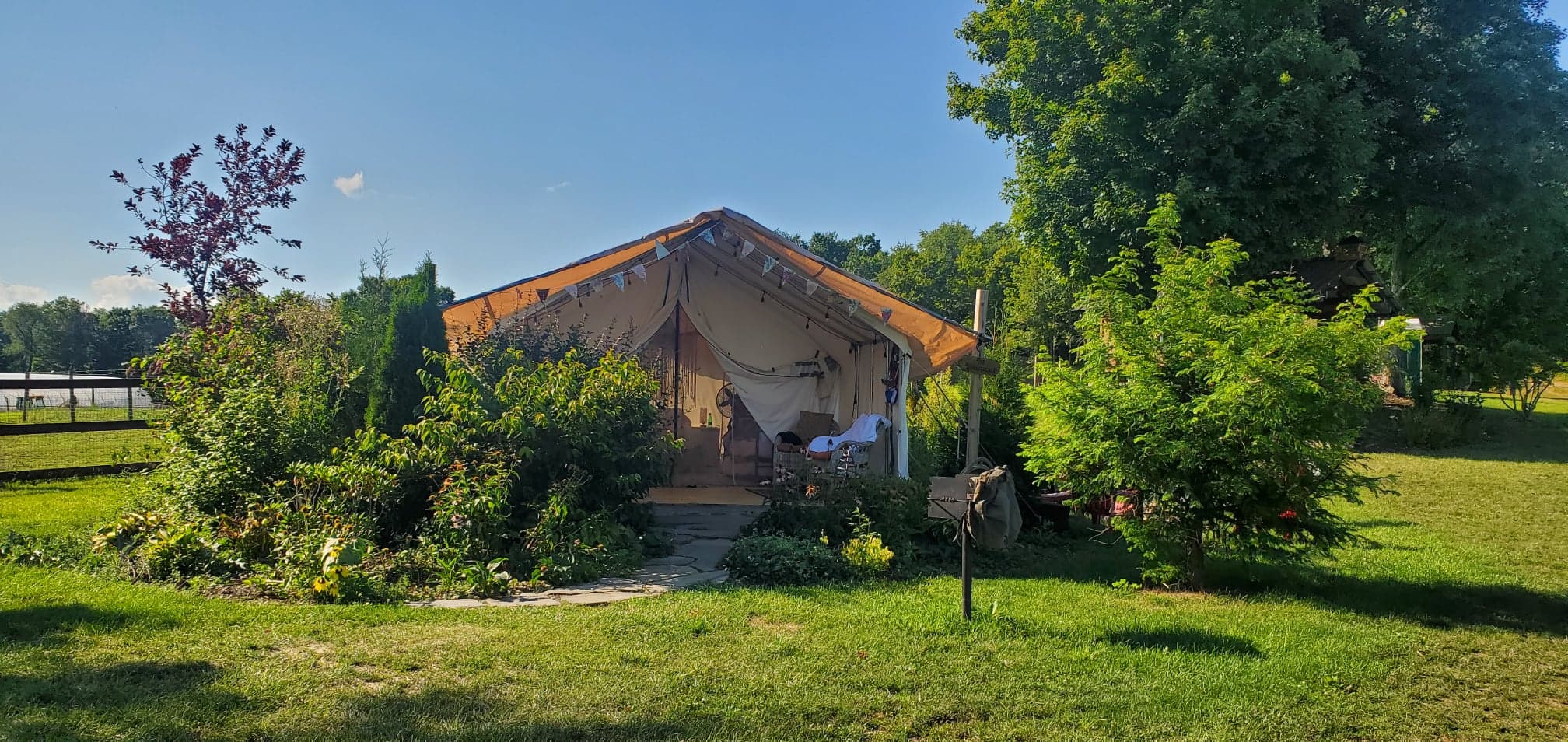 Scottland Yard HoneysuckleFamily Glamping Huts for Rent in