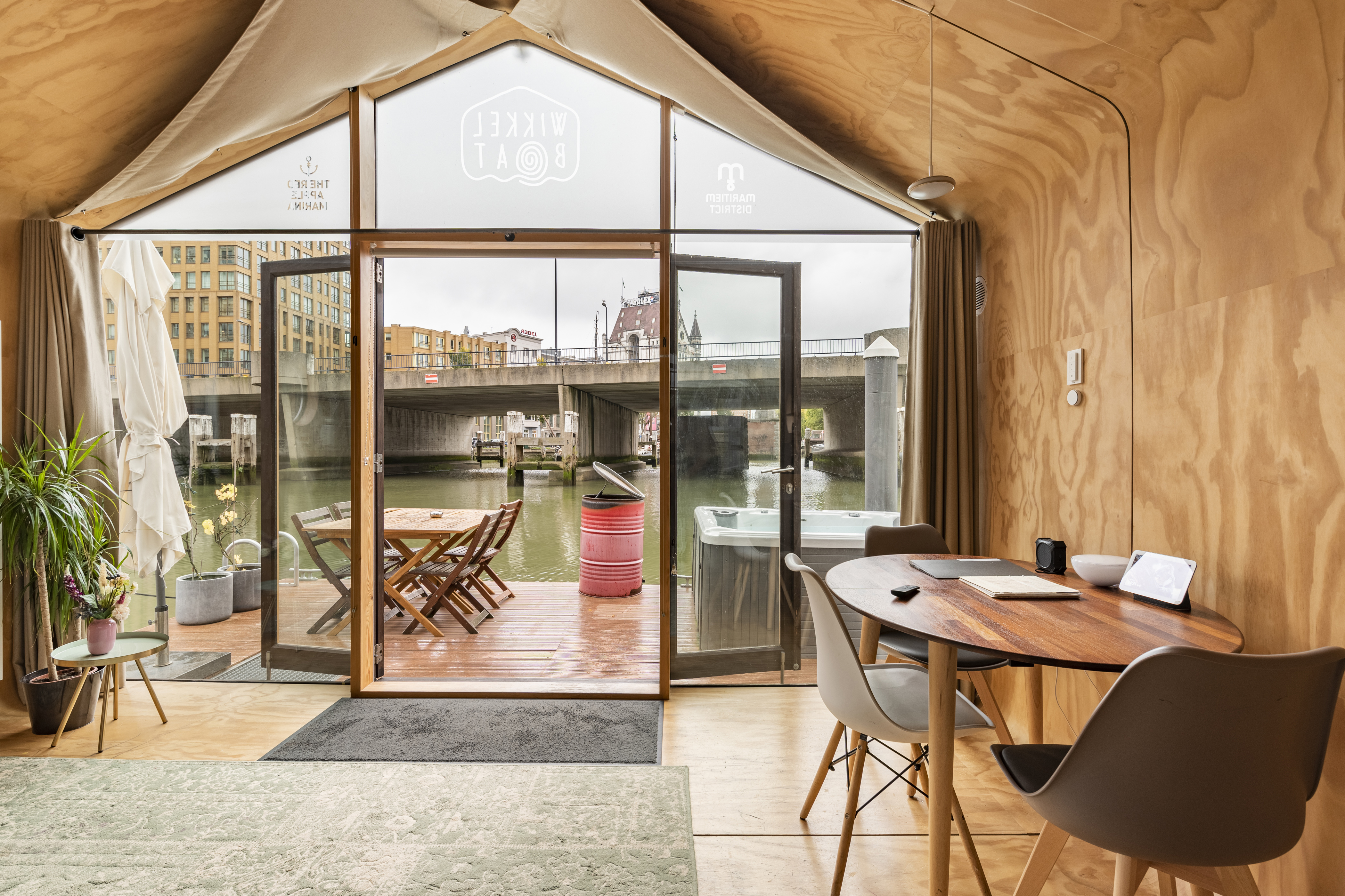Wikkelboat Nr. 2-free jacuzzi & e-bikes in centre — Rotterdam stay