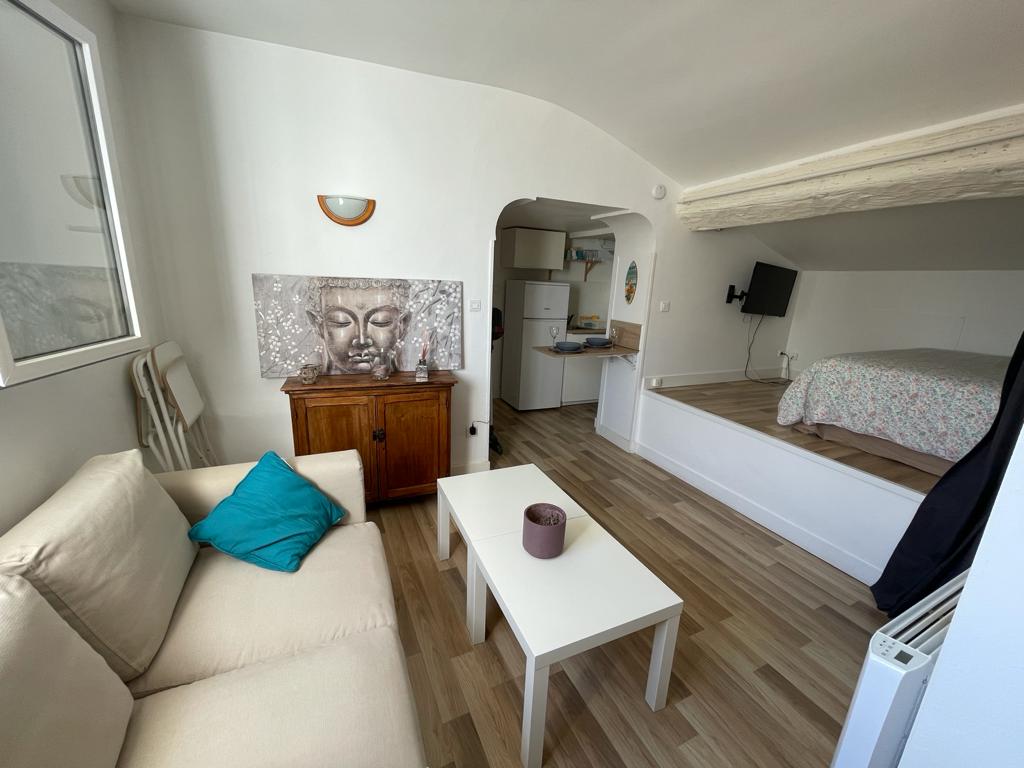 Eyguieres - Independent studio with view