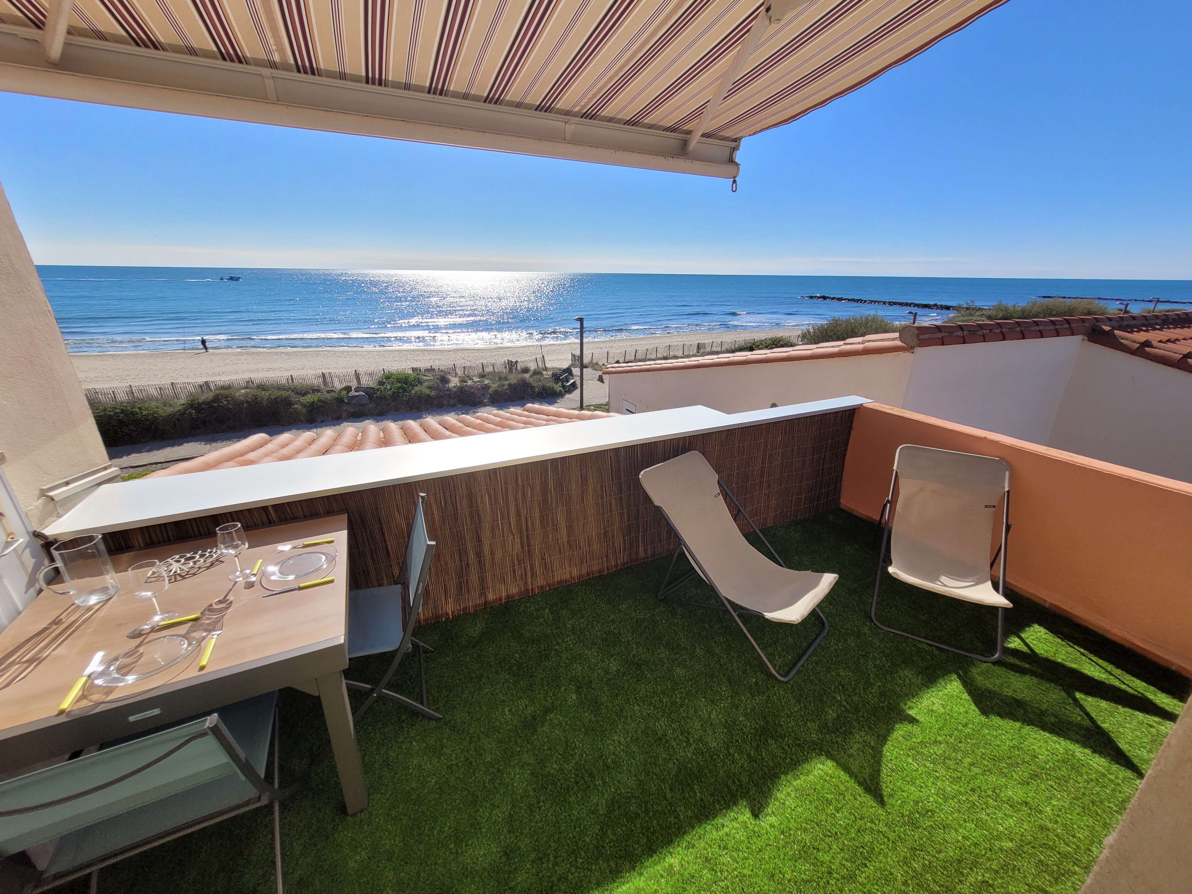 On the beach, 180° sea view, exceptional