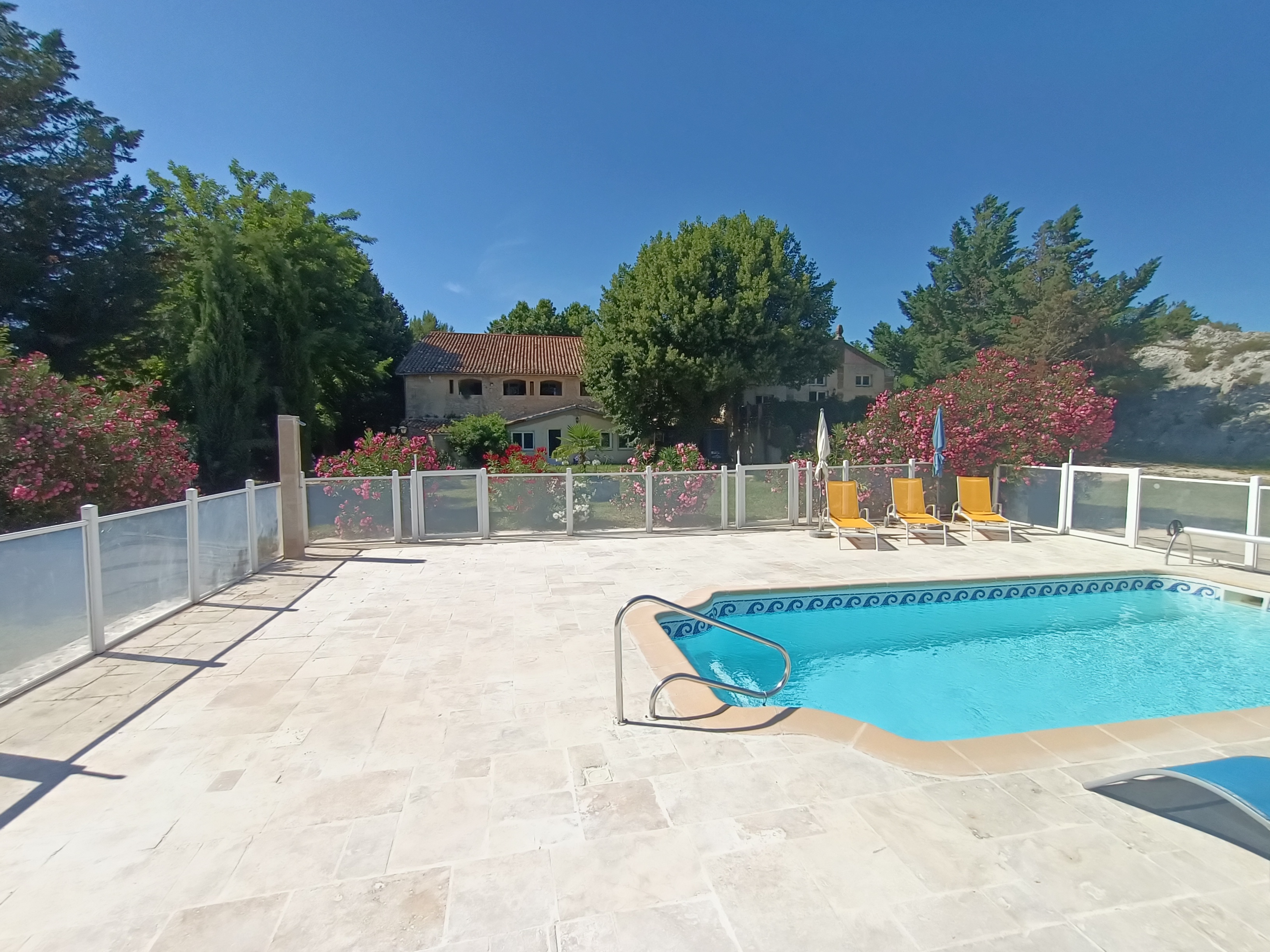 Apt LES LAVANDES with terrace and pool access.