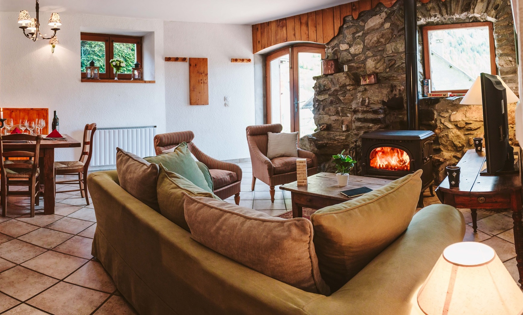 Private terrace, warm & cosy lounge with fireplace