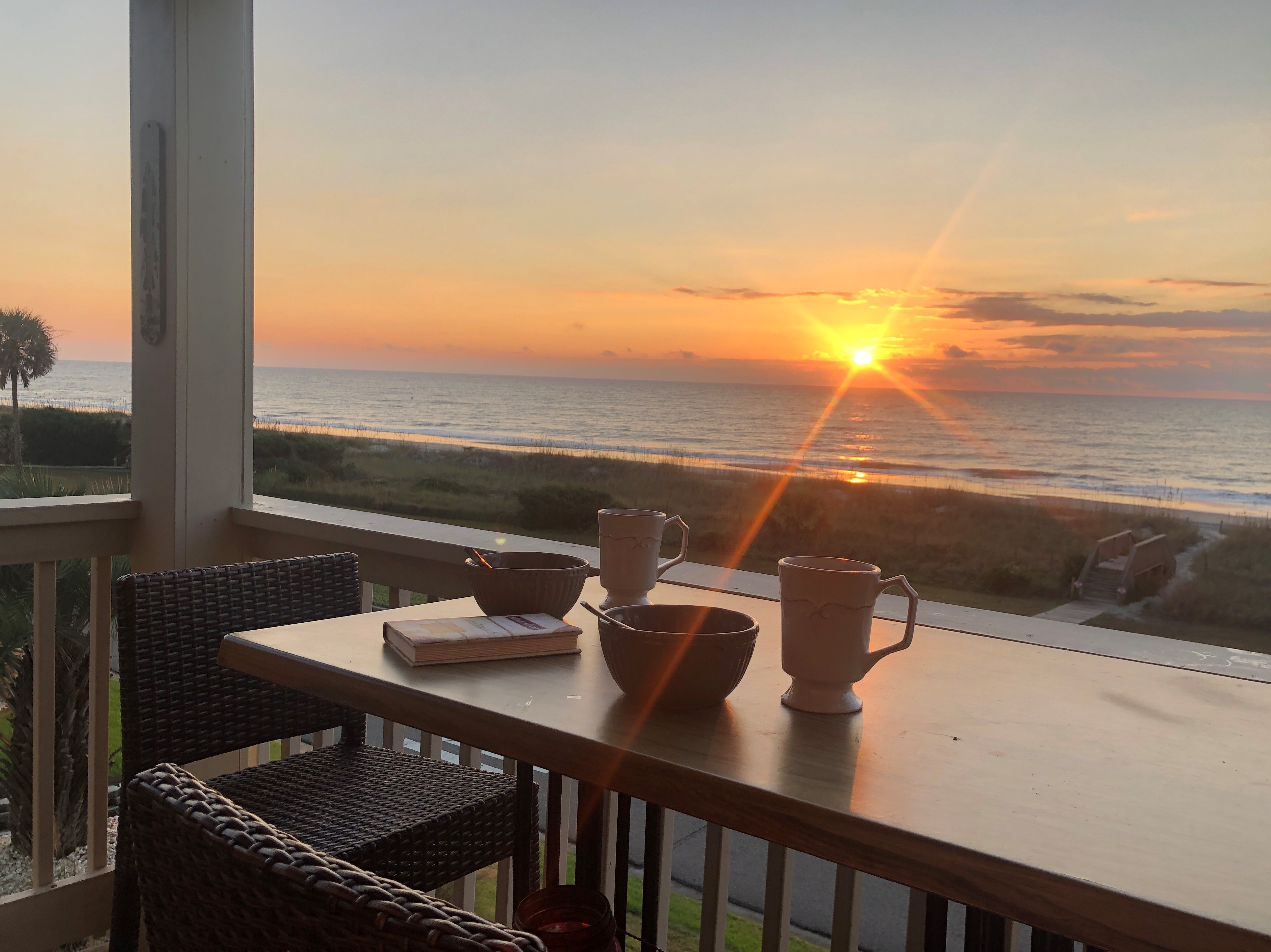 Ocean Front w private balcony.  Modern/great view!