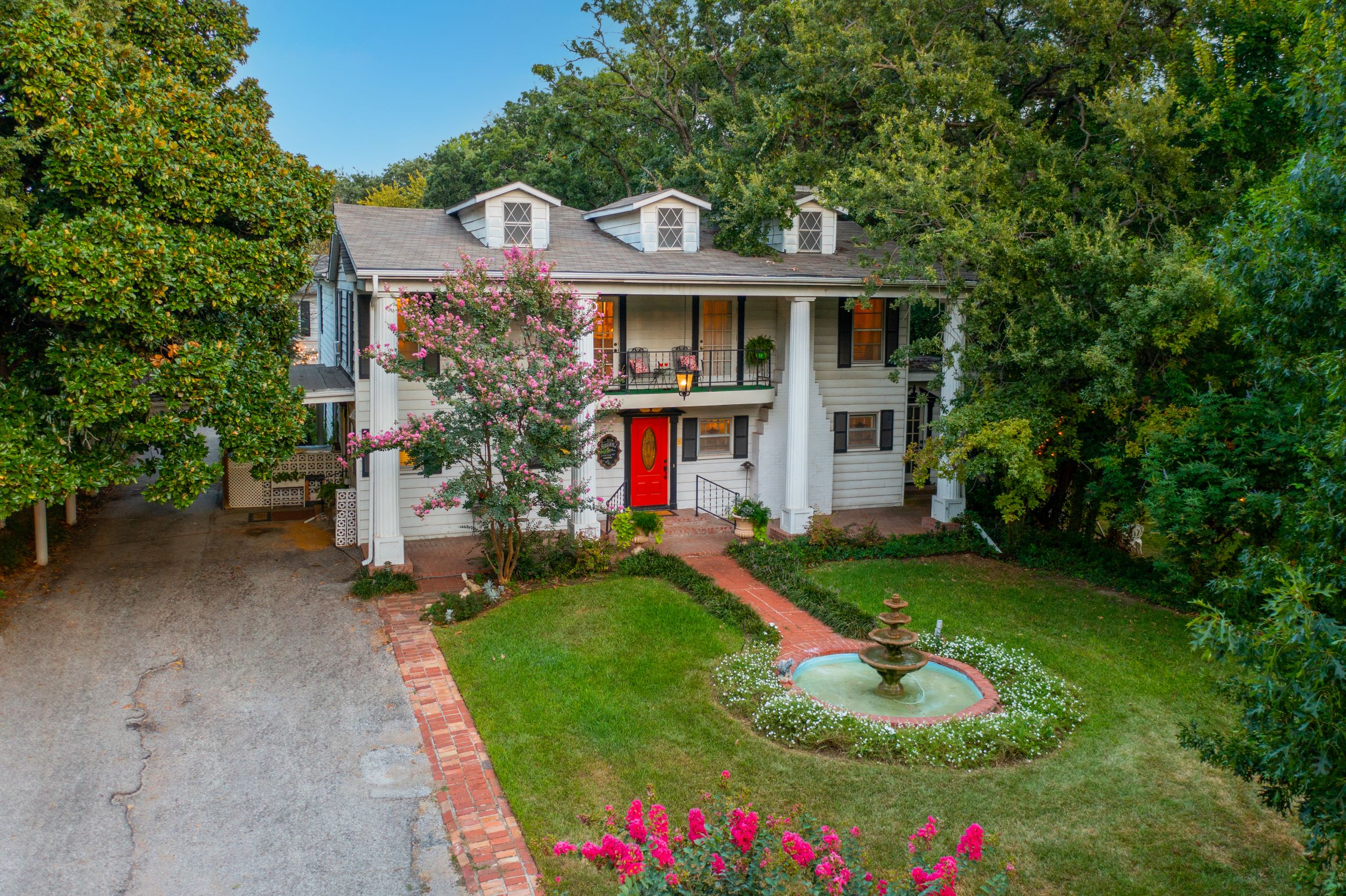 Historic Azalea Estate-7 bdrm, 5.5 bath, King beds in Fort Worth
