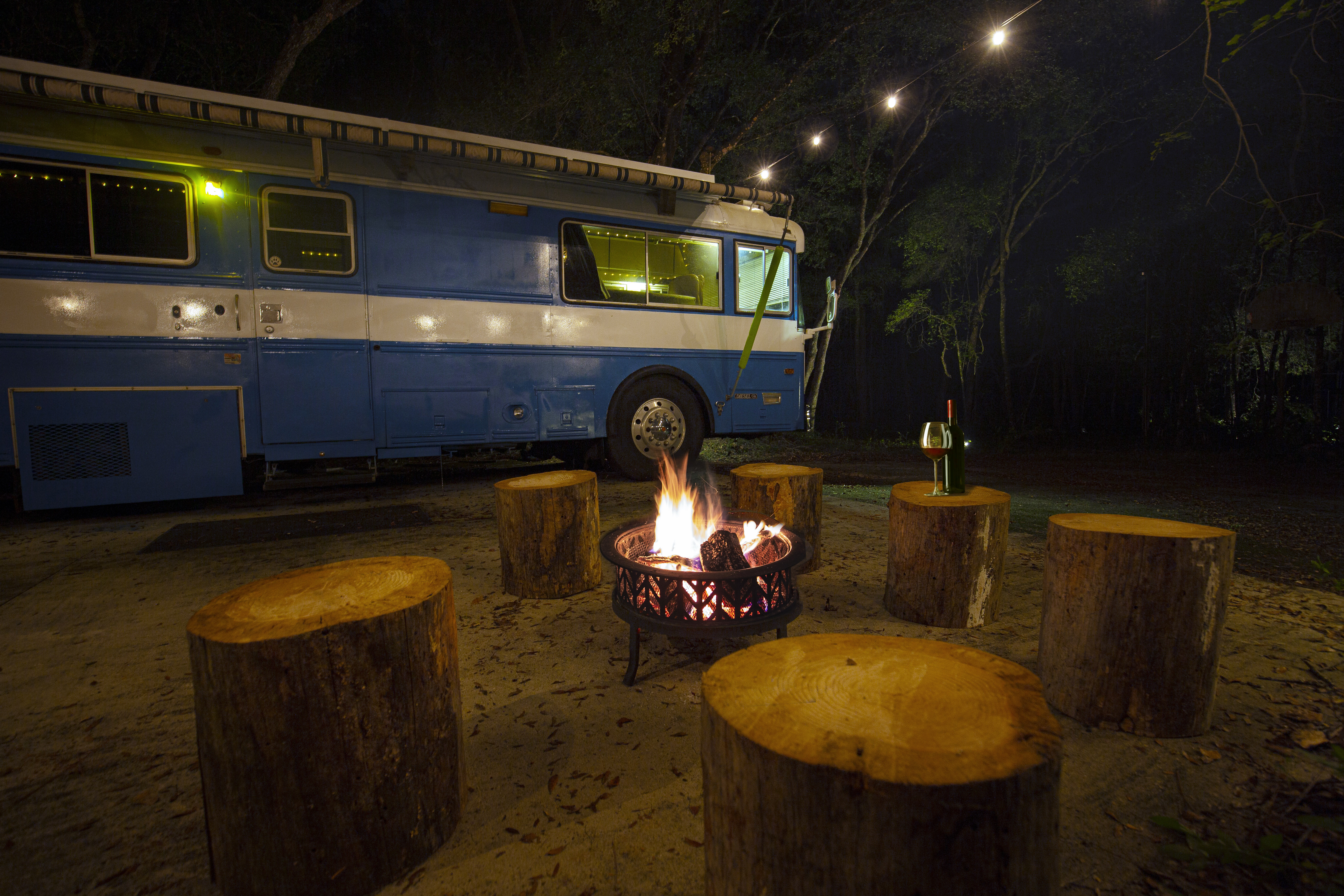 Retro Bus Glamping w/AC in Deland Woods, Manatees