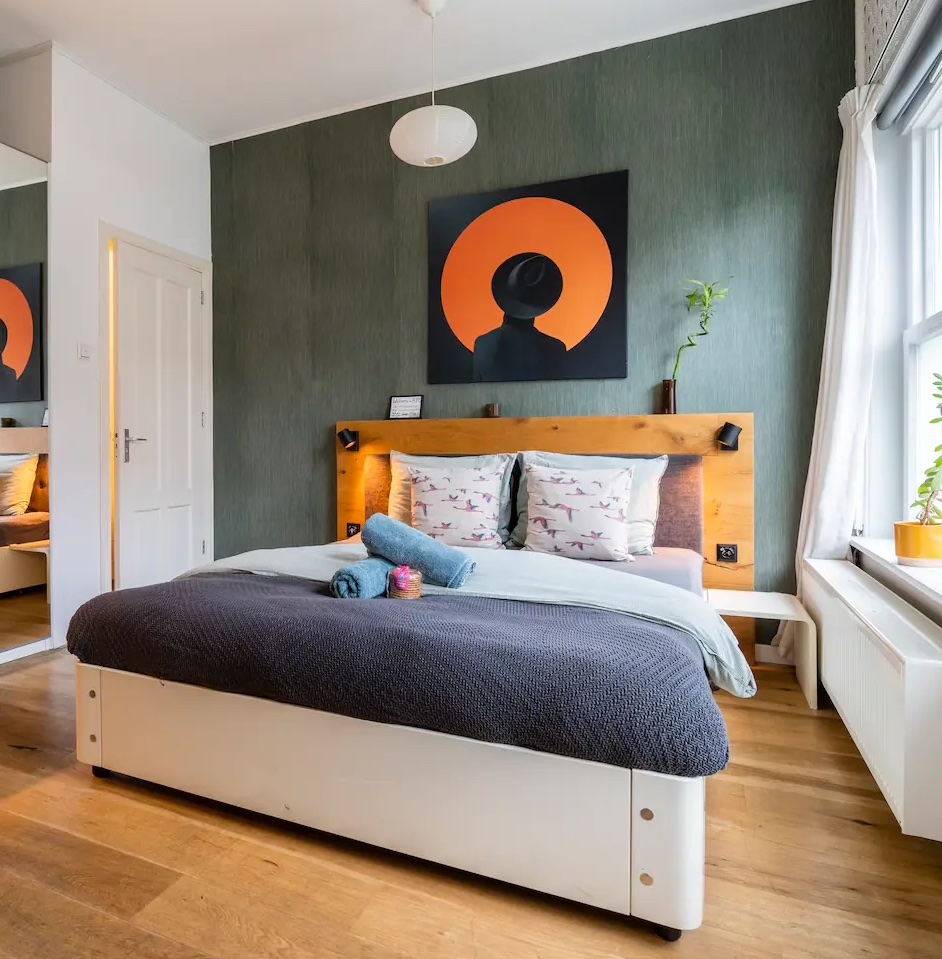 Cosy guest room w/ private bathroom & bikes