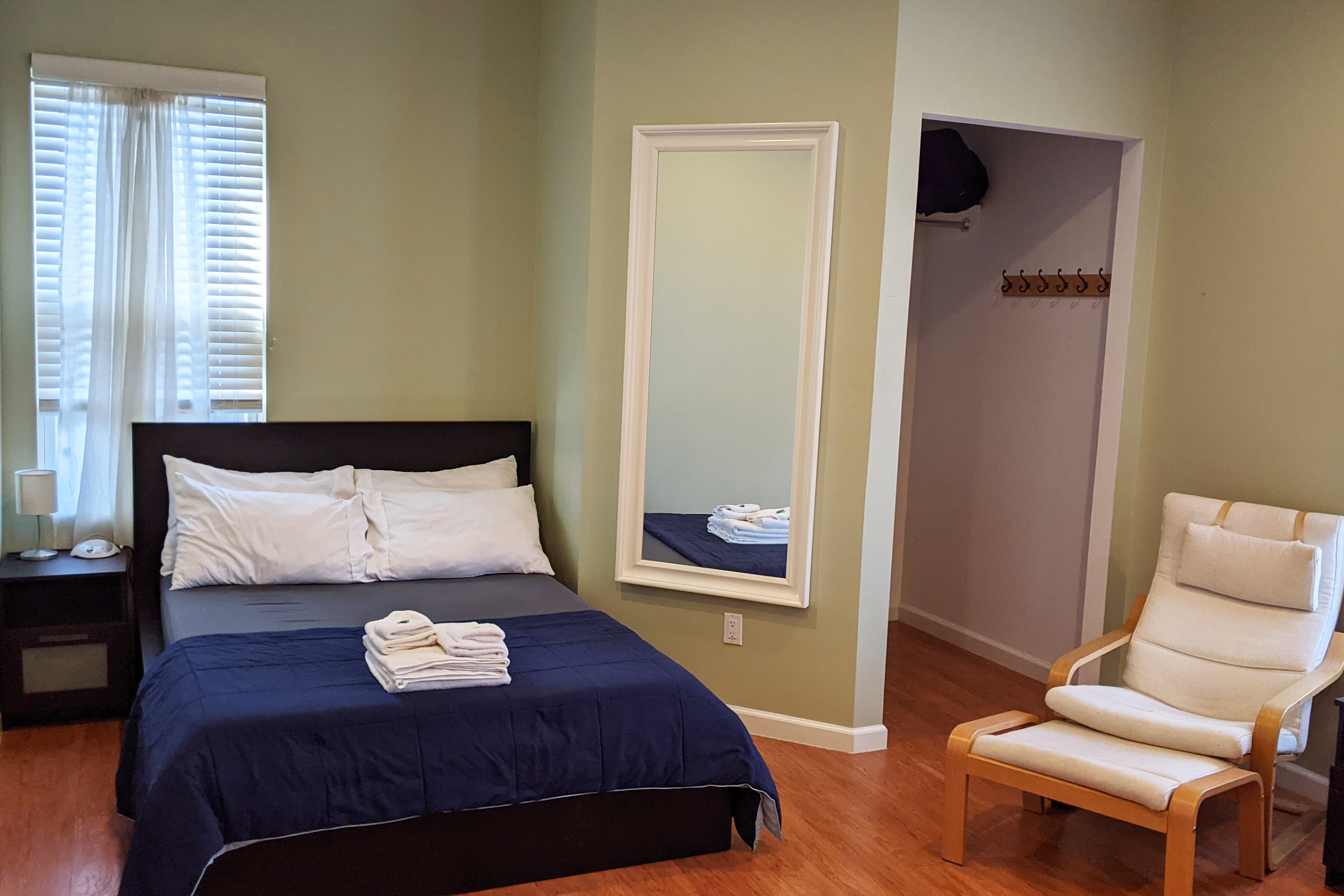 Large Bedroom Steps from Subway (2nd Flr Room)