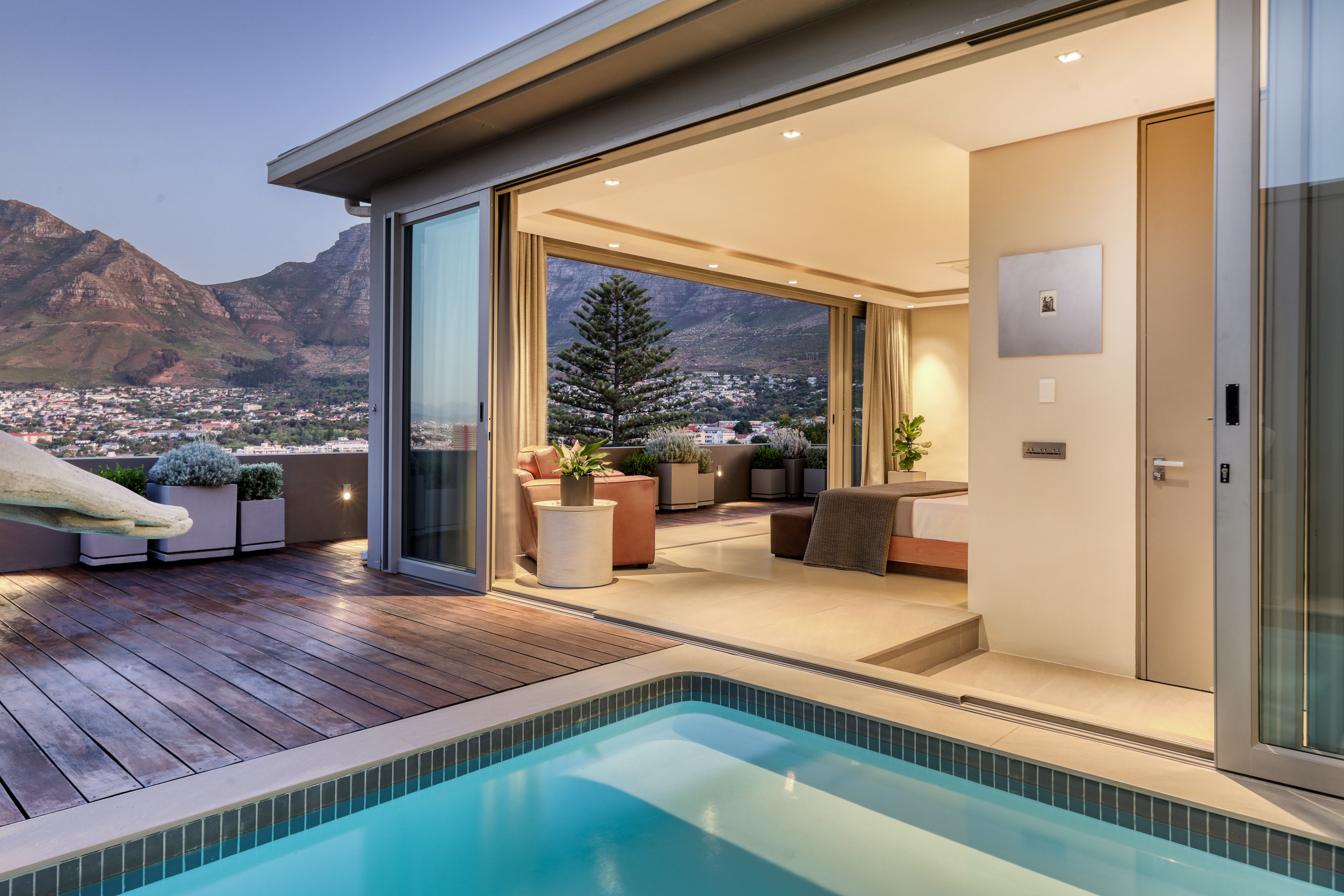 Hillside Penthouse with Spectacular Table Mountain Views