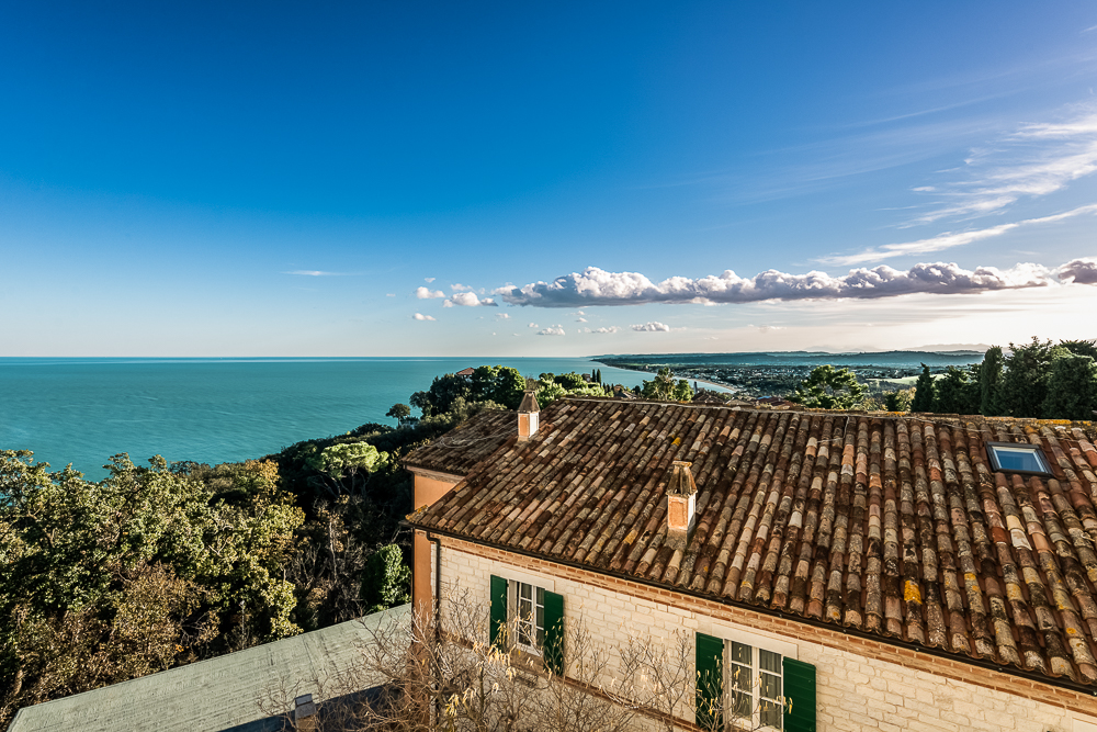 Scenic apartment in Sirolo downtown