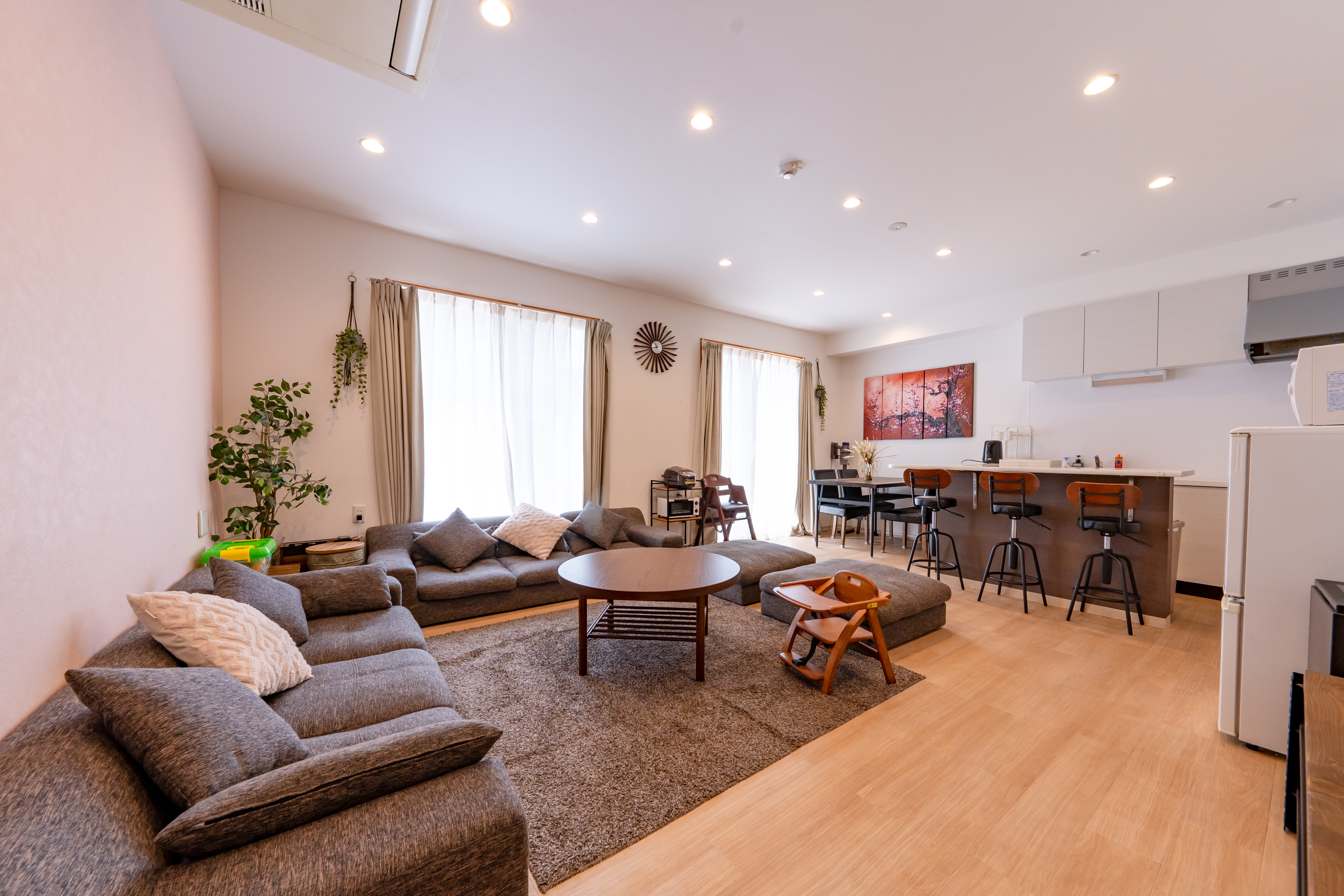 Large living room for family/11beds/1377sqft