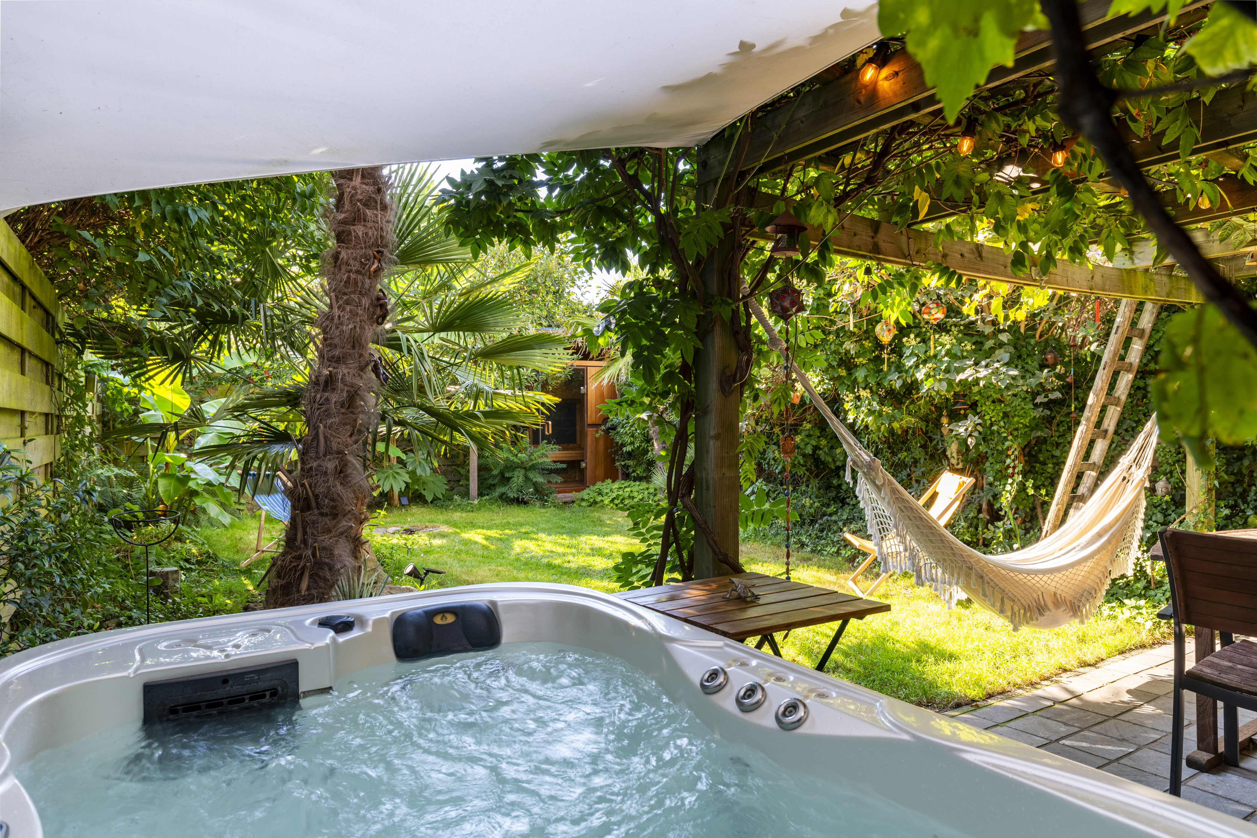 Botanical room & garden with jacuzzi, sauna &bikes in Wondelgem, Ghent