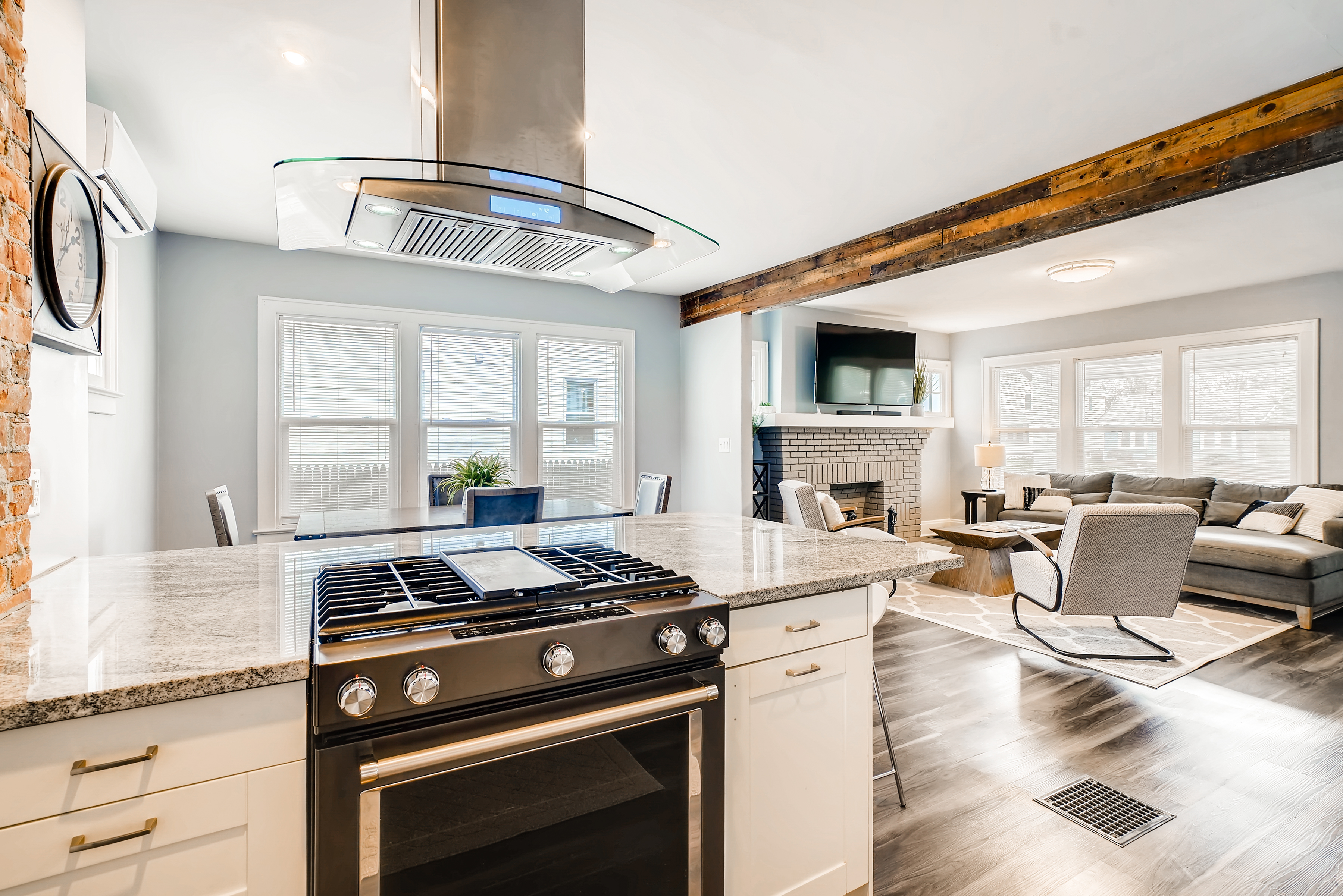 Remodel+ 2 King Beds, 3 Min to OSU, Great Kitchen in Clintonville, Columbus