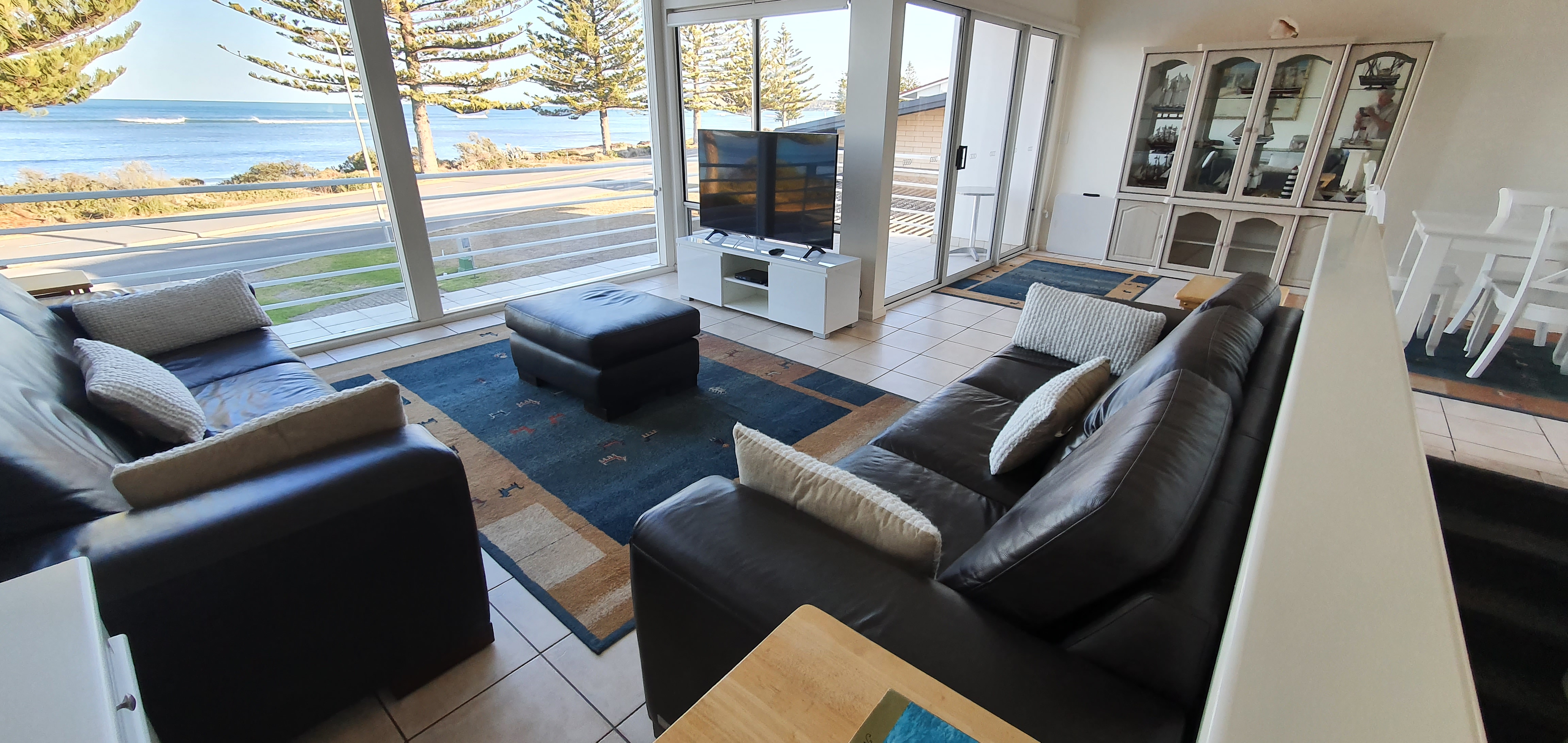 Victor Beach House - Seafront@Victor
(3 king beds)