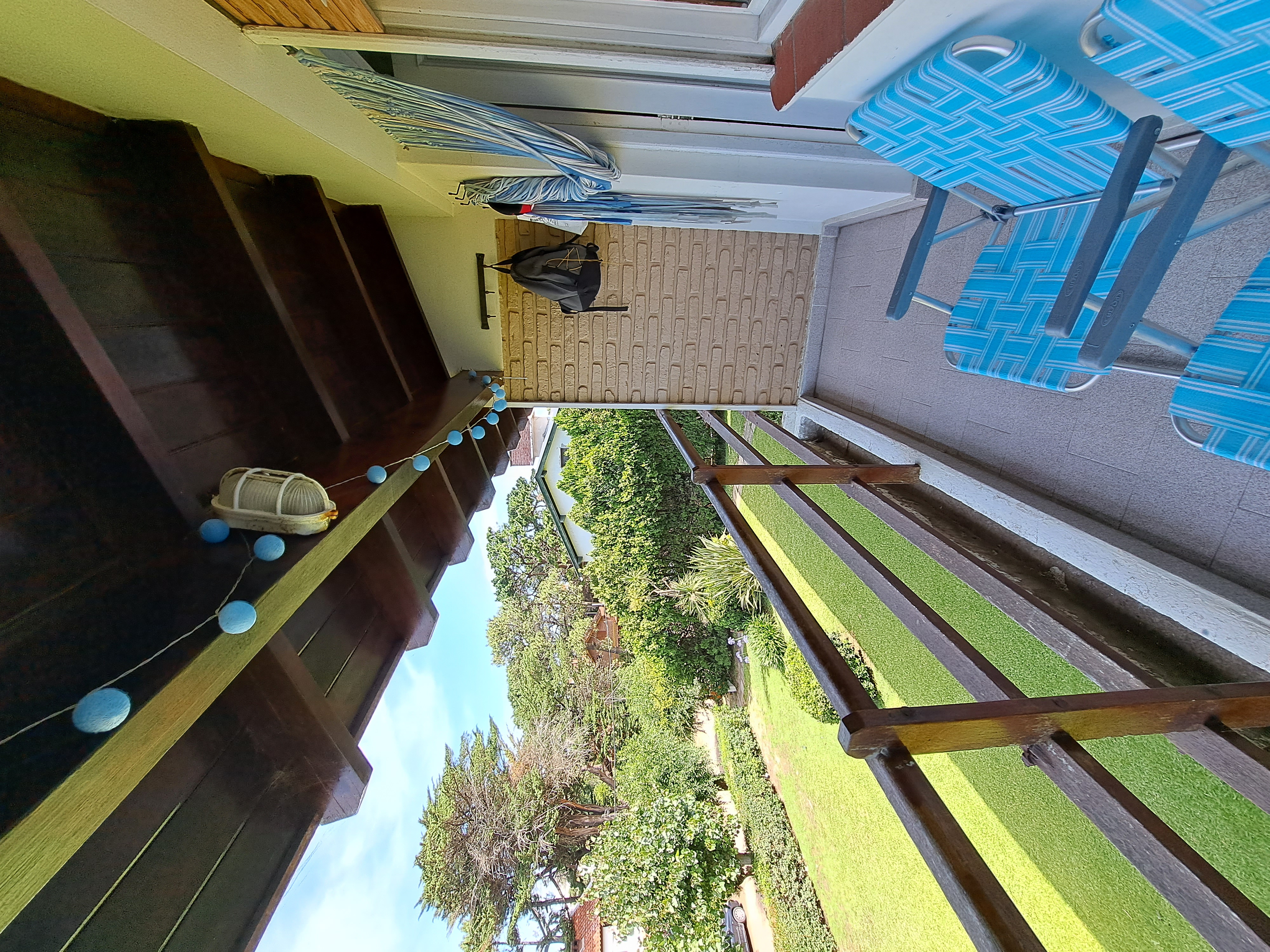 Beautiful apartment 1 block to the beach.