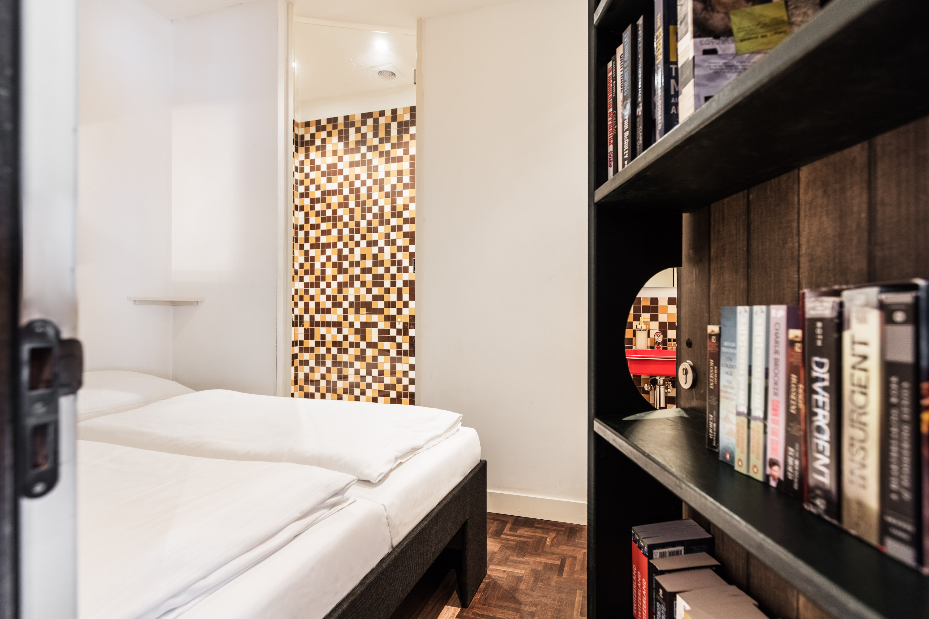 Hotel Not Hotel Amsterdam: Secret Bookcase L — Amsterdam stay