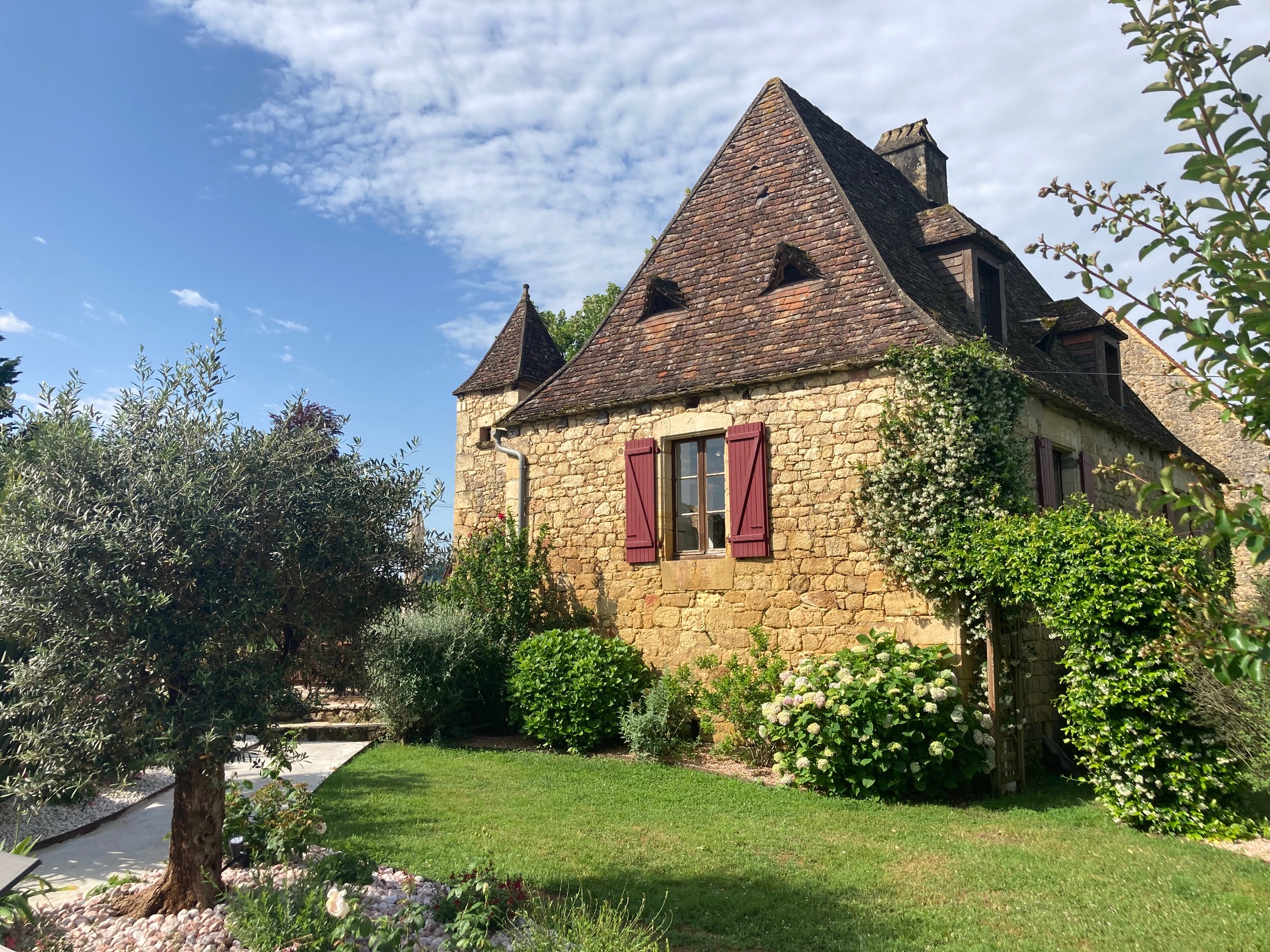 Charming stone cottage with heated pool and garden