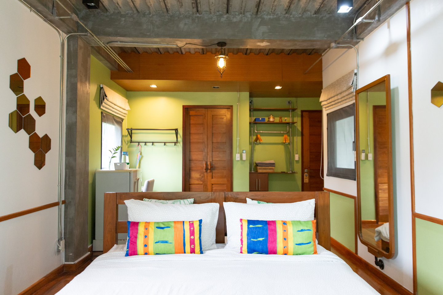 #201: Private balcony room on 2nd fl. (with cats!)