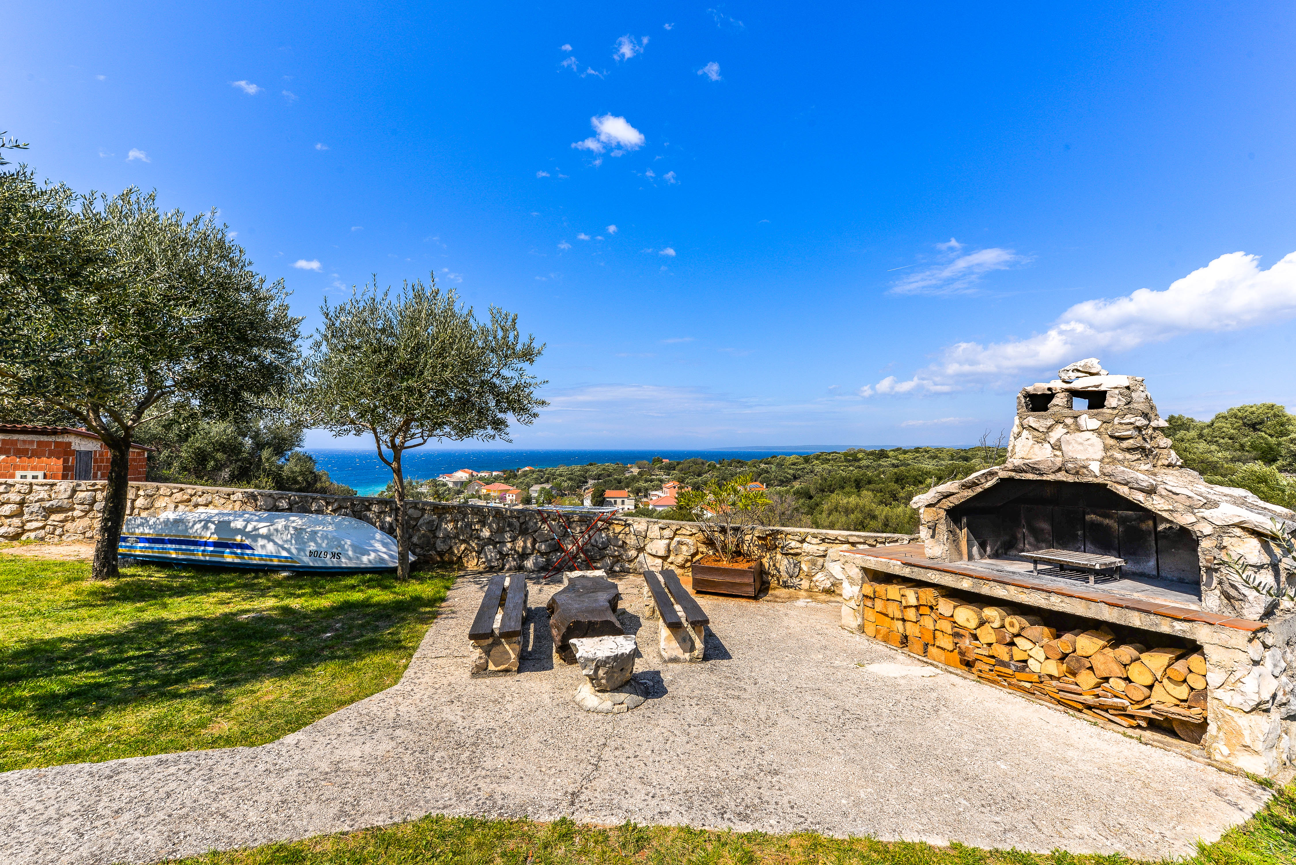 TIA with huge garden, picnic area and view in Lun